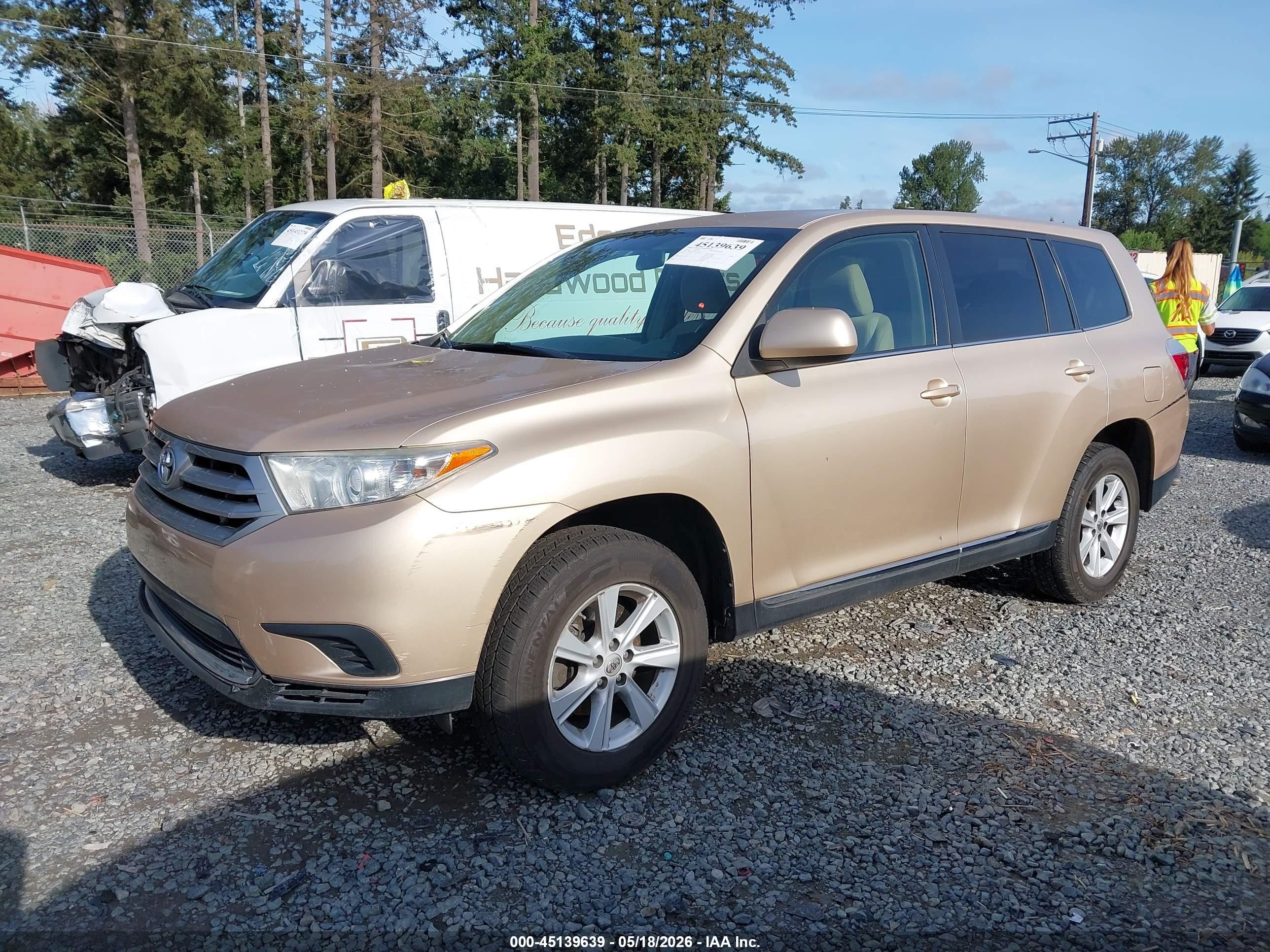 2013 Toyota Highlander Base V6 Золотой vin: 5TDBK3EH3DS212087