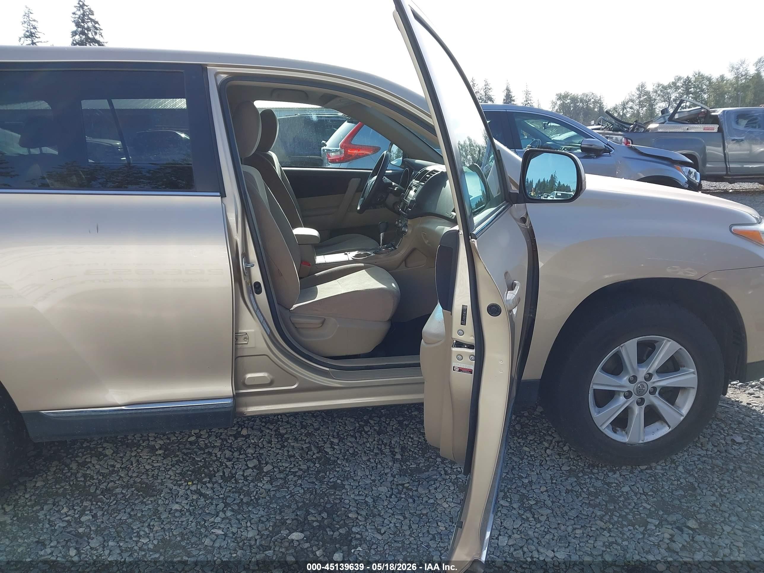2013 Toyota Highlander Base V6 Золотой vin: 5TDBK3EH3DS212087