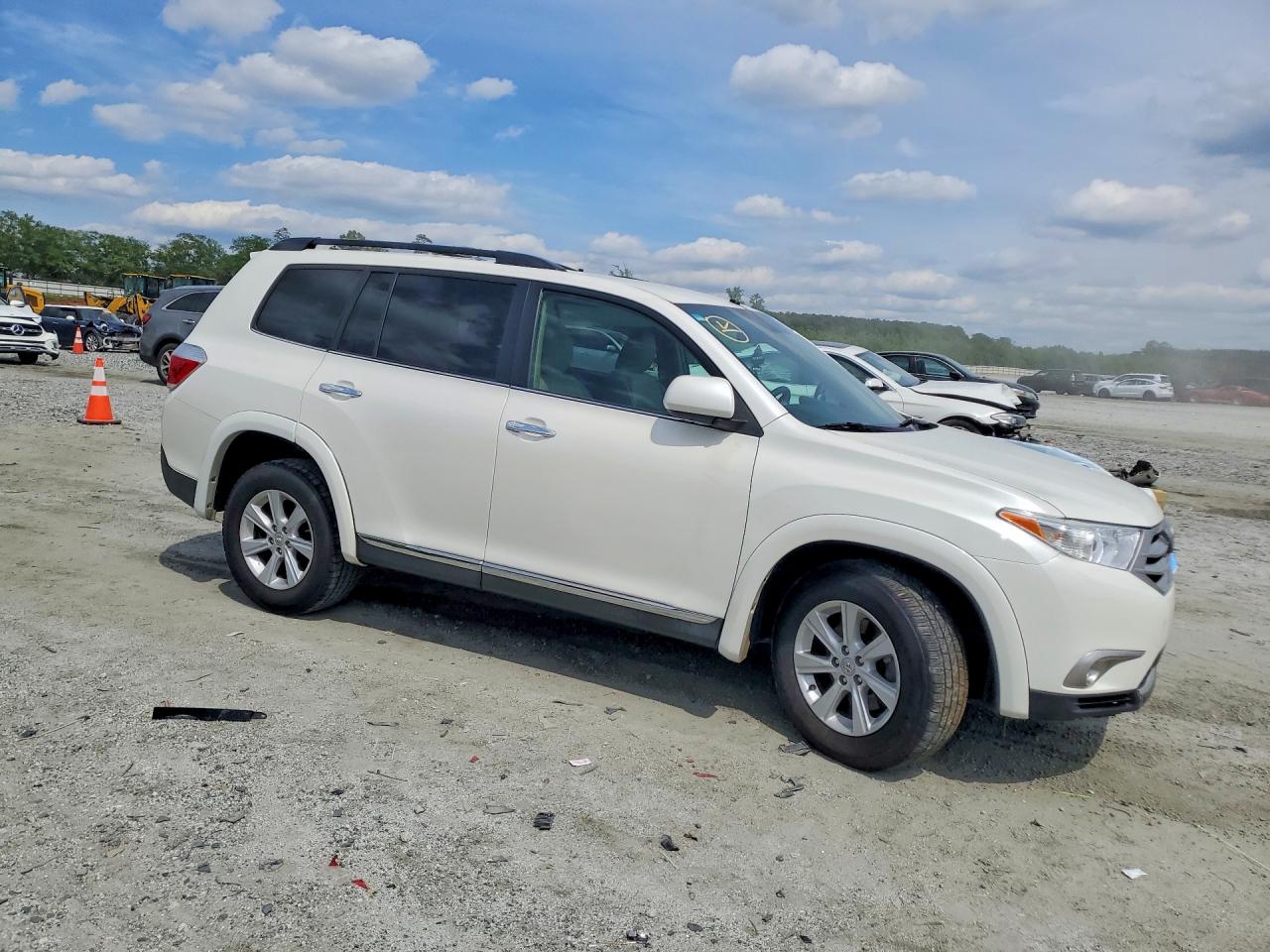 2013 Toyt Highlander Белый vin: 5TDBK3EH3DS273553