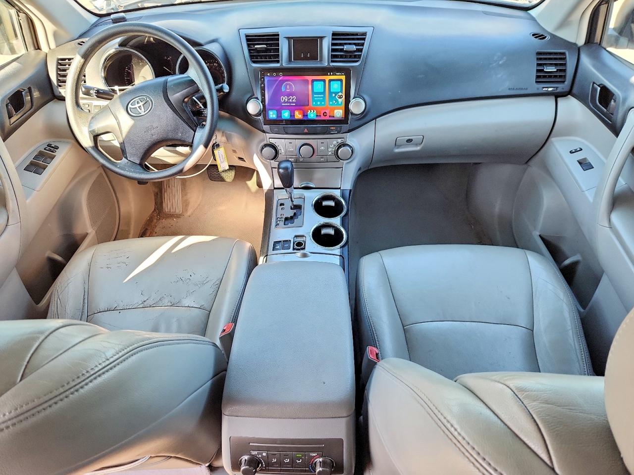 2010 Toyota Highlander Base Silver vin: 5TDBK3EH4AS005008