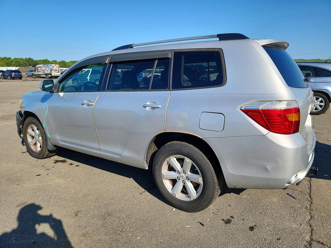 2010 Toyota Highlander Base Silver vin: 5TDBK3EH4AS005008