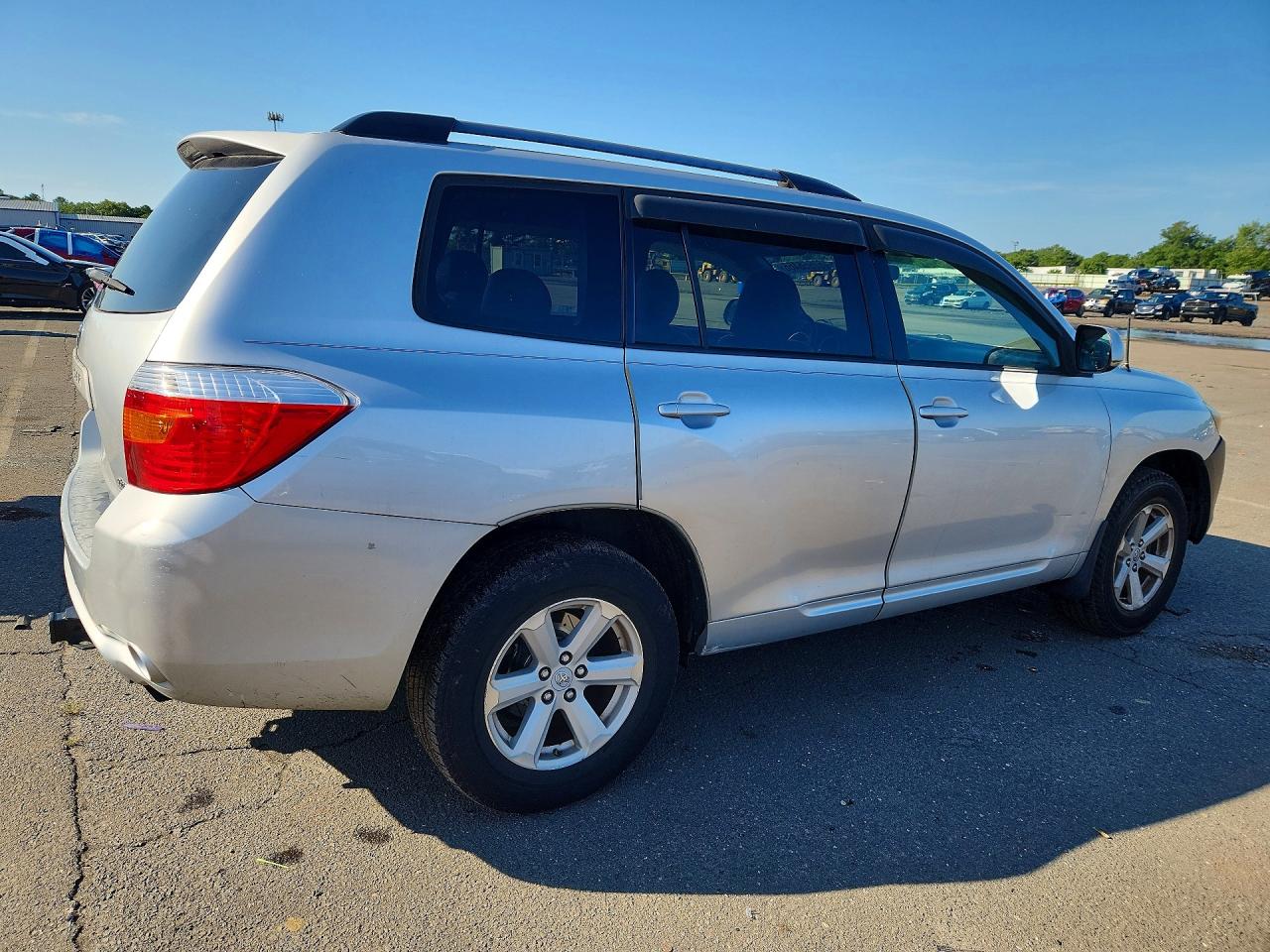 2010 Toyota Highlander Base Silver vin: 5TDBK3EH4AS005008