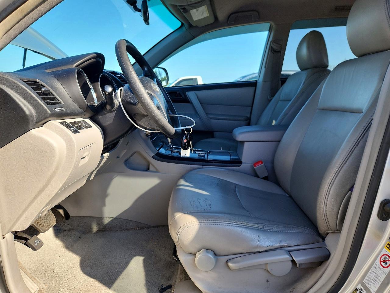 2010 Toyota Highlander Base Silver vin: 5TDBK3EH4AS005008