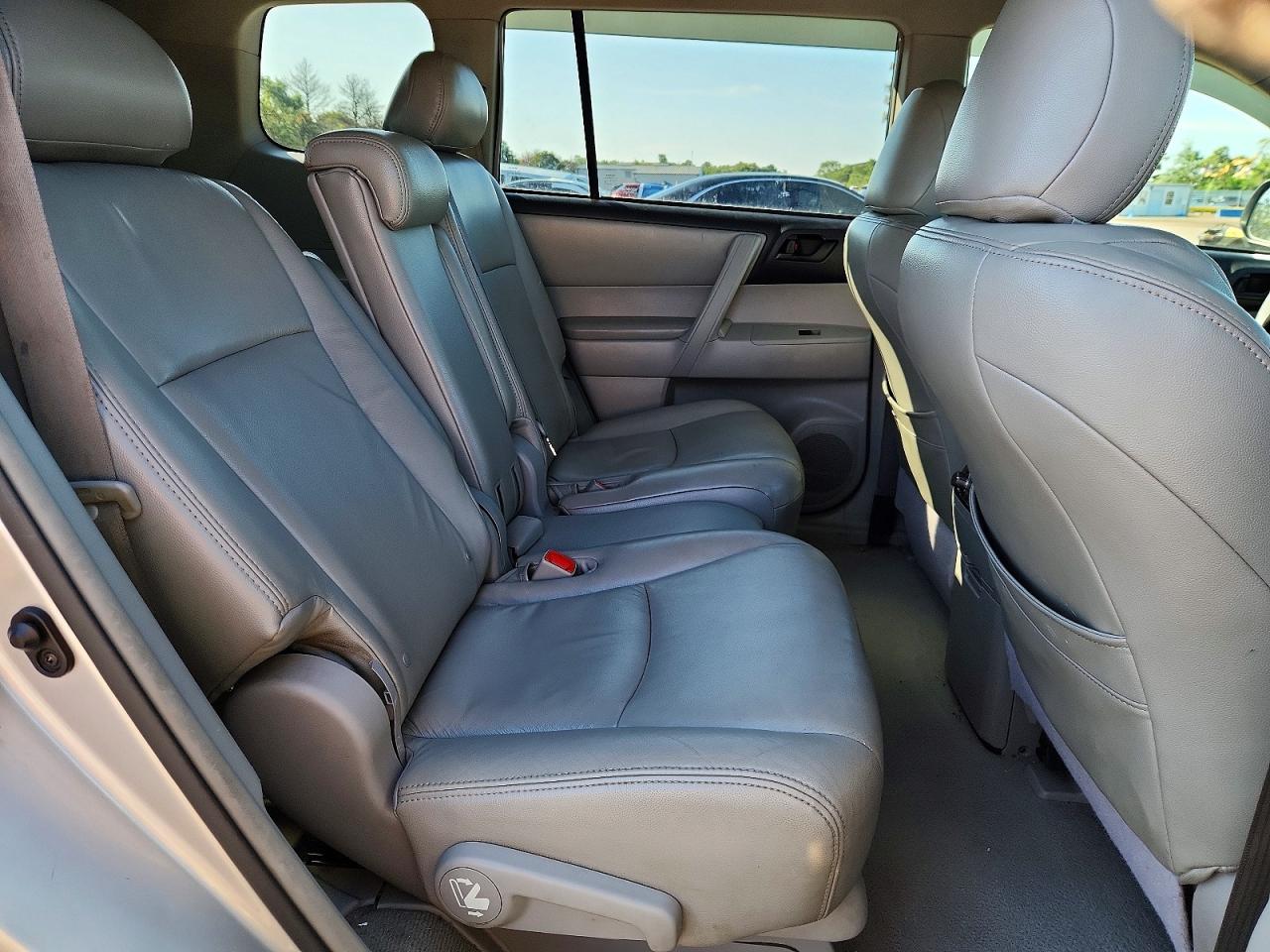 2010 Toyota Highlander Base Silver vin: 5TDBK3EH4AS005008