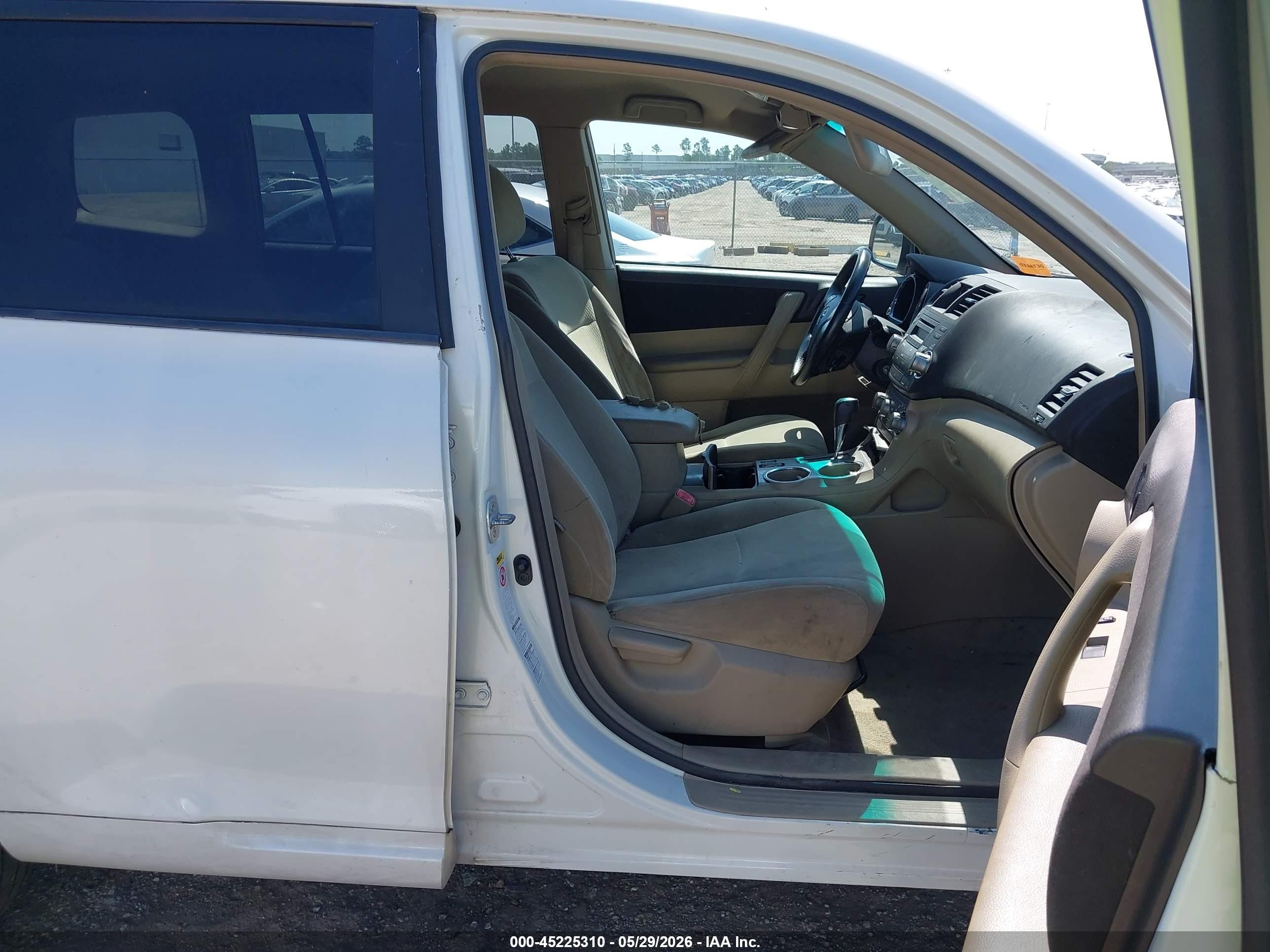 2010 Toyota Highlander Base V6 White vin: 5TDBK3EH4AS005574