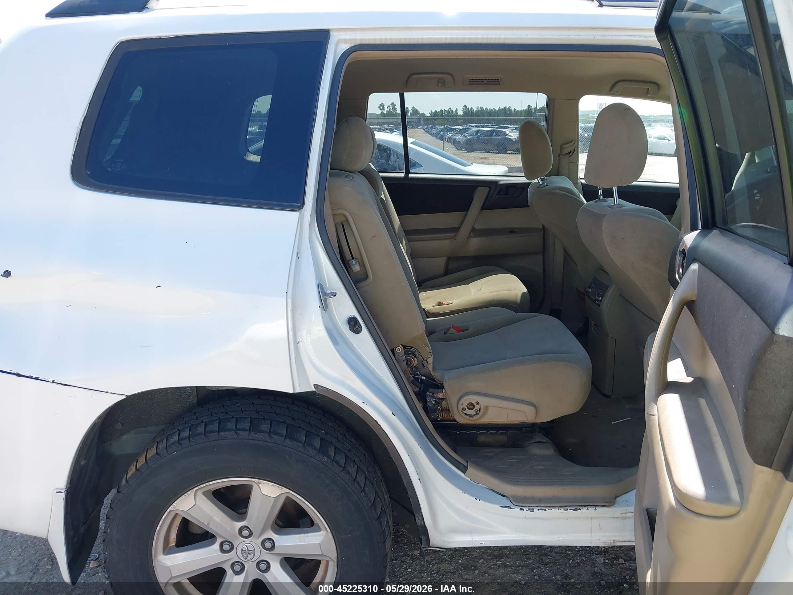 2010 Toyota Highlander Base V6 White vin: 5TDBK3EH4AS005574
