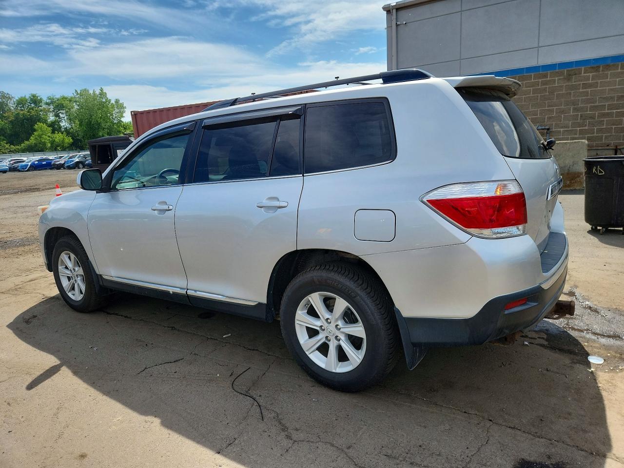 2011 Toyota Highlander Base Silver vin: 5TDBK3EH4BS065890