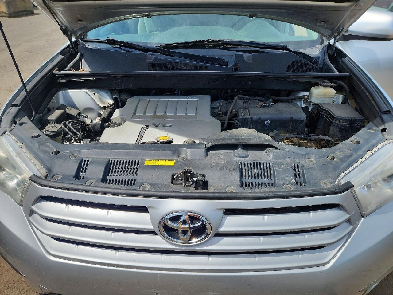 2011 Toyota Highlander Base Silver vin: 5TDBK3EH4BS065890