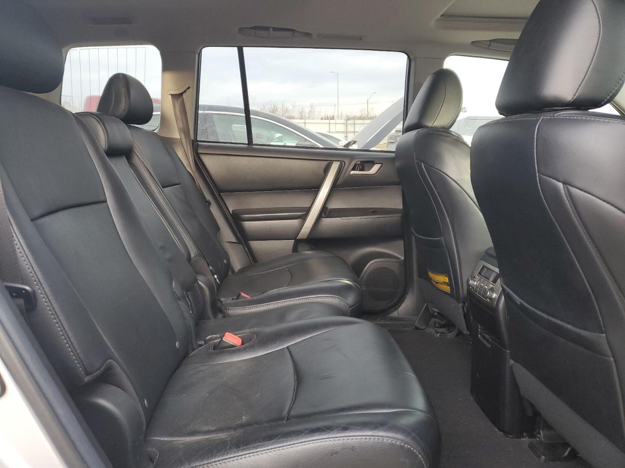 2011 Toyota Highlander Base Silver vin: 5TDBK3EH4BS089235