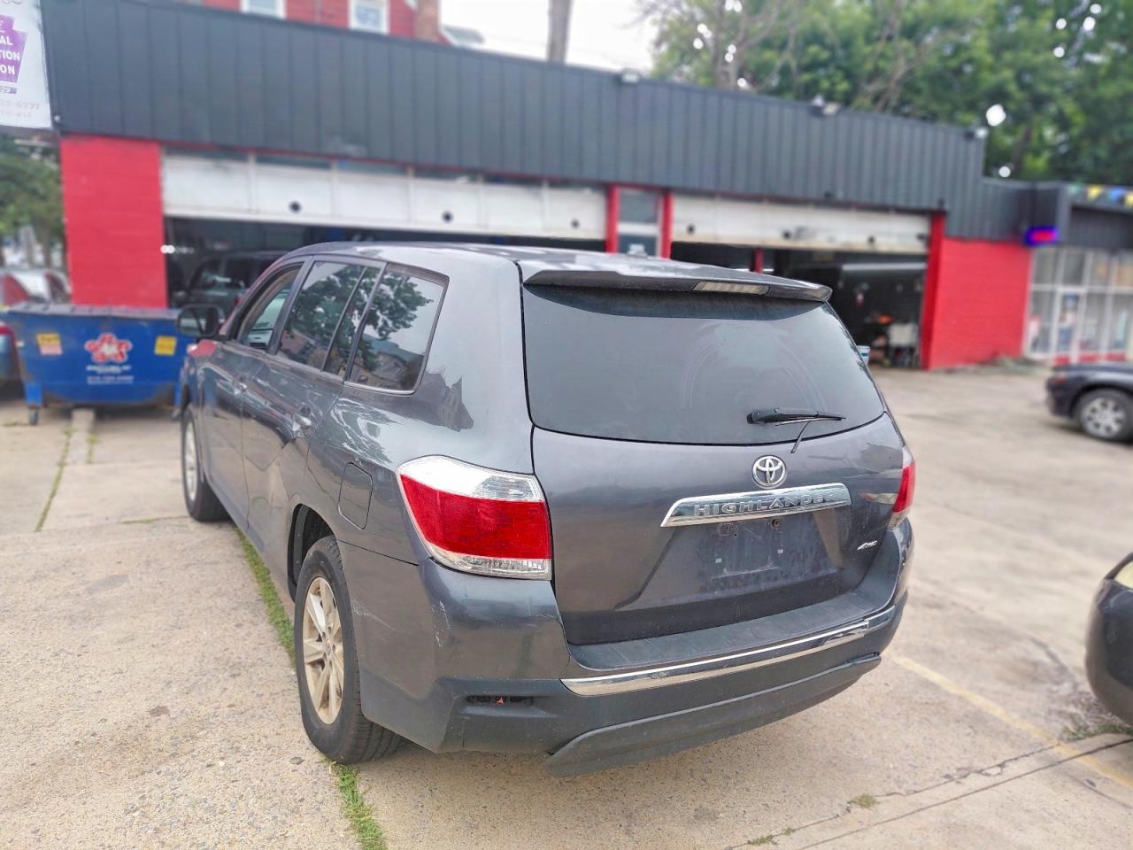 2012 Toyota Highlander Base Серый vin: 5TDBK3EH4CS133719