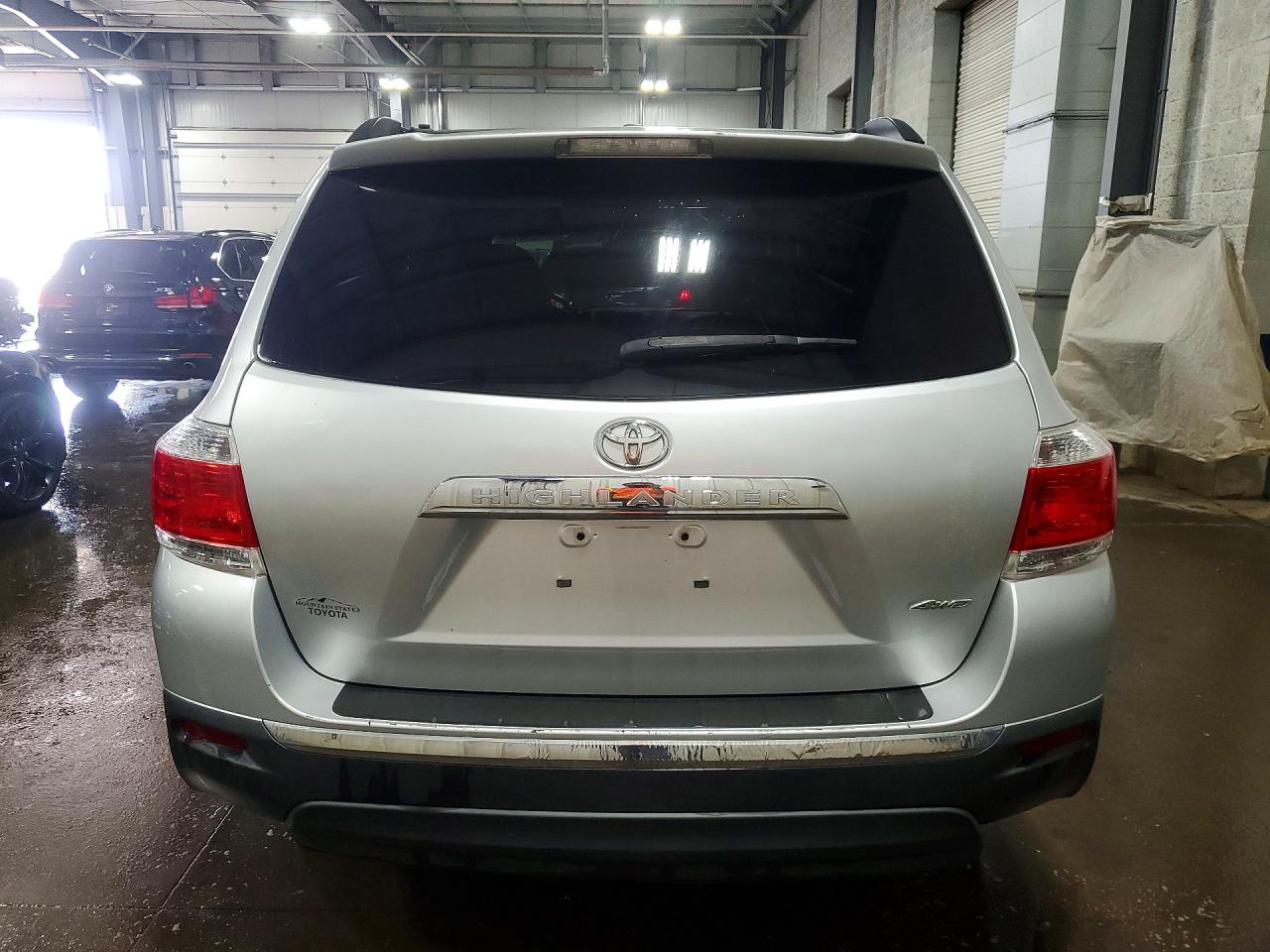 2012 Toyota Highlander Base Серебряный vin: 5TDBK3EH4CS157843