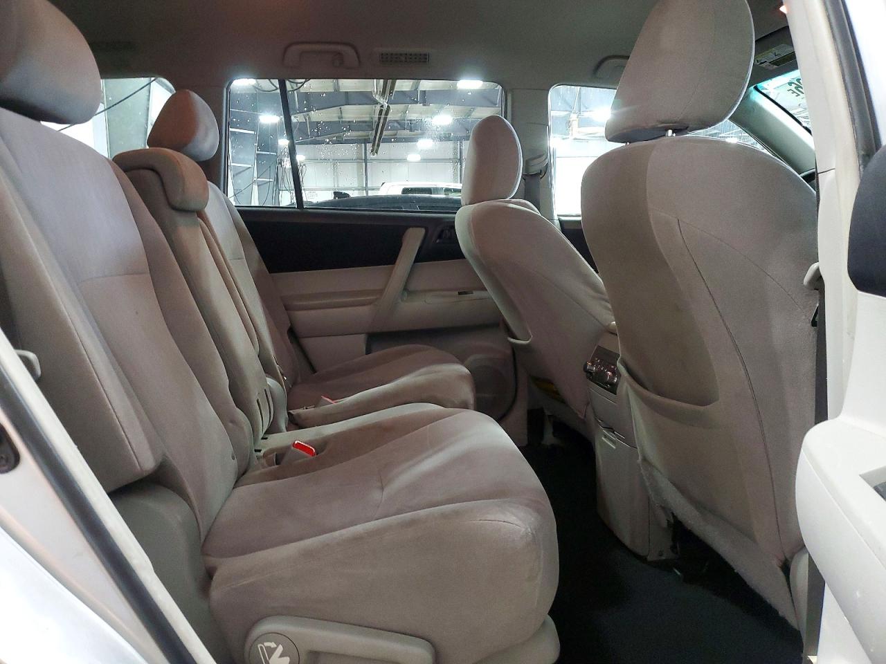 2012 Toyota Highlander Base Серебряный vin: 5TDBK3EH4CS157843