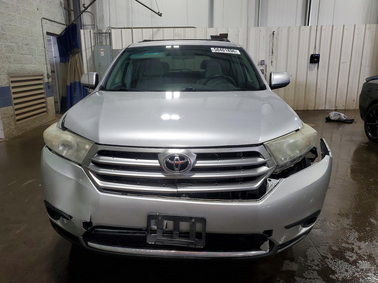 2012 Toyota Highlander Base Серебряный vin: 5TDBK3EH4CS157843