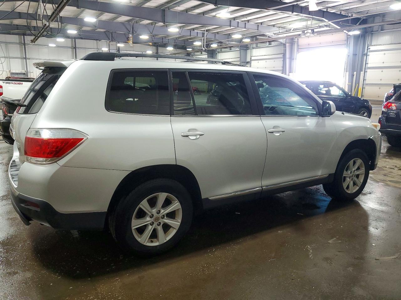 2012 Toyota Highlander Base Серебряный vin: 5TDBK3EH4CS157843