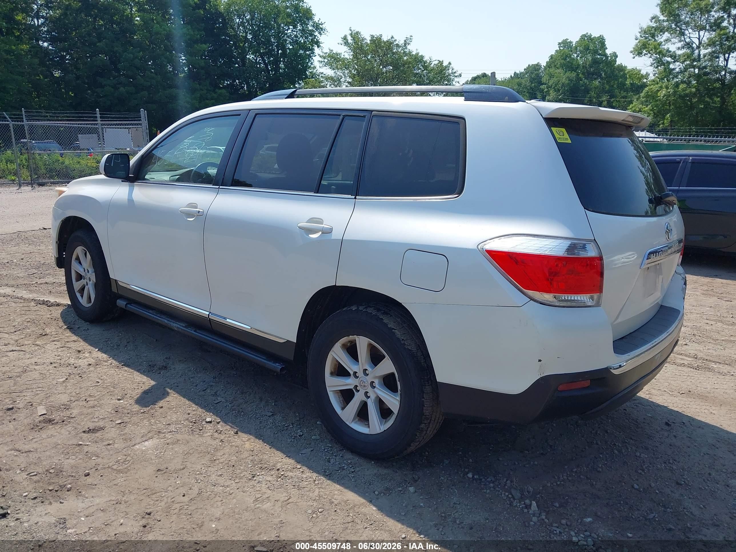 2012 Toyota Highlander Base V6 White vin: 5TDBK3EH4CS159902