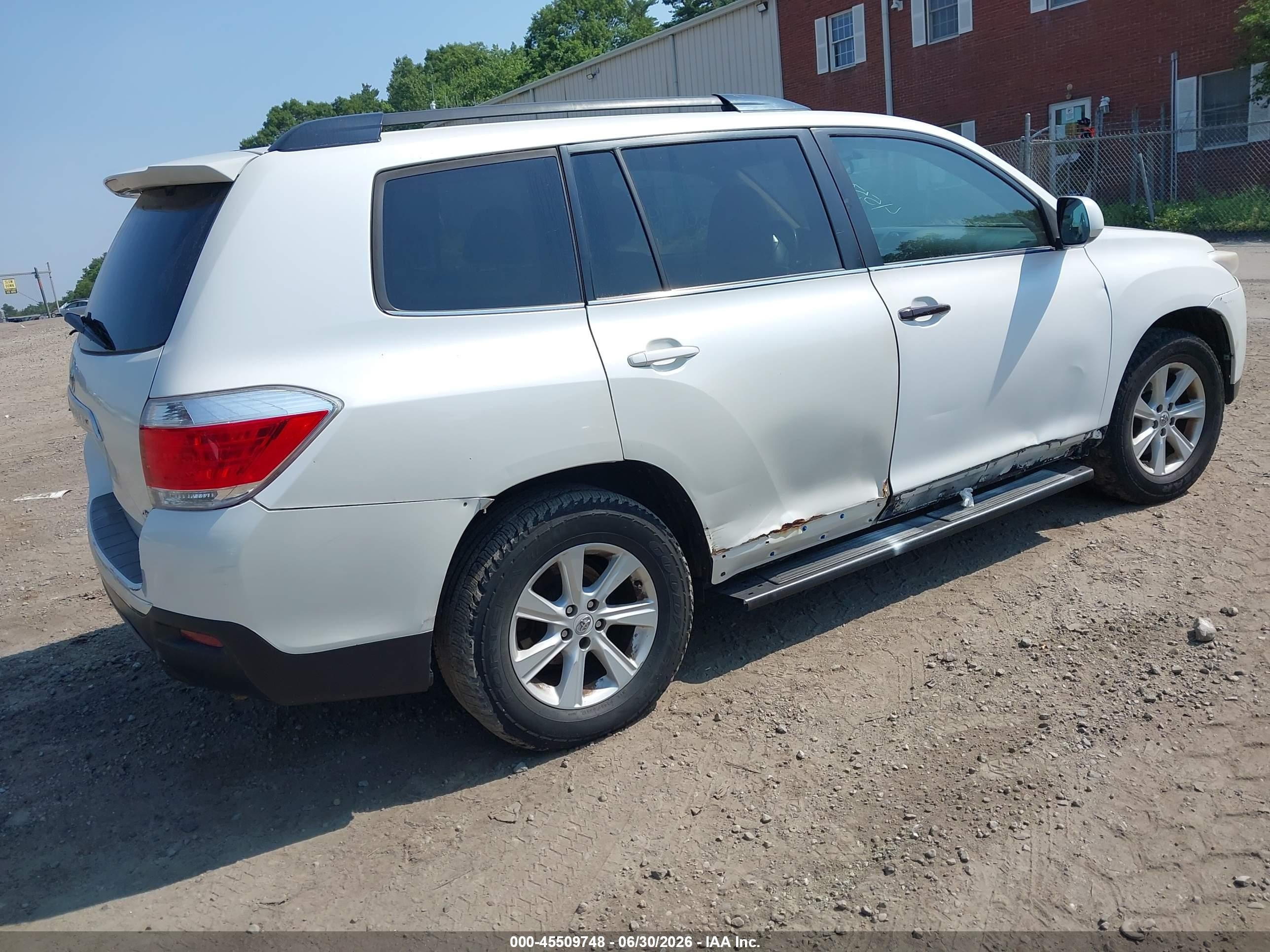 2012 Toyota Highlander Base V6 White vin: 5TDBK3EH4CS159902