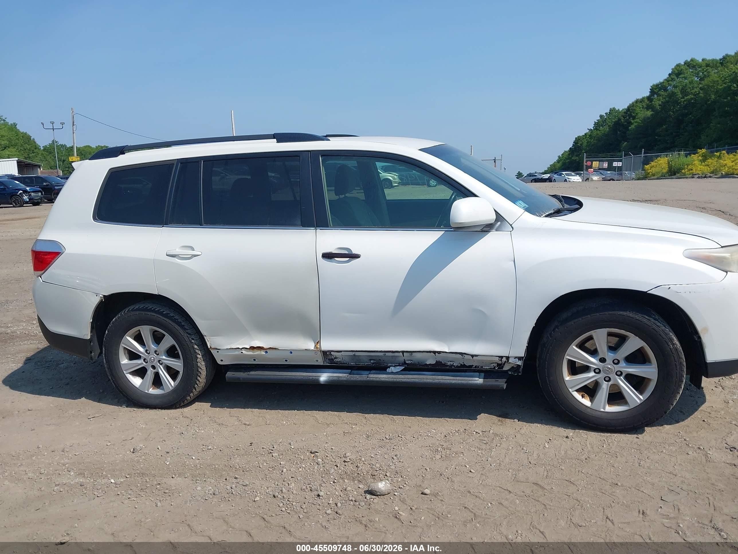 2012 Toyota Highlander Base V6 White vin: 5TDBK3EH4CS159902