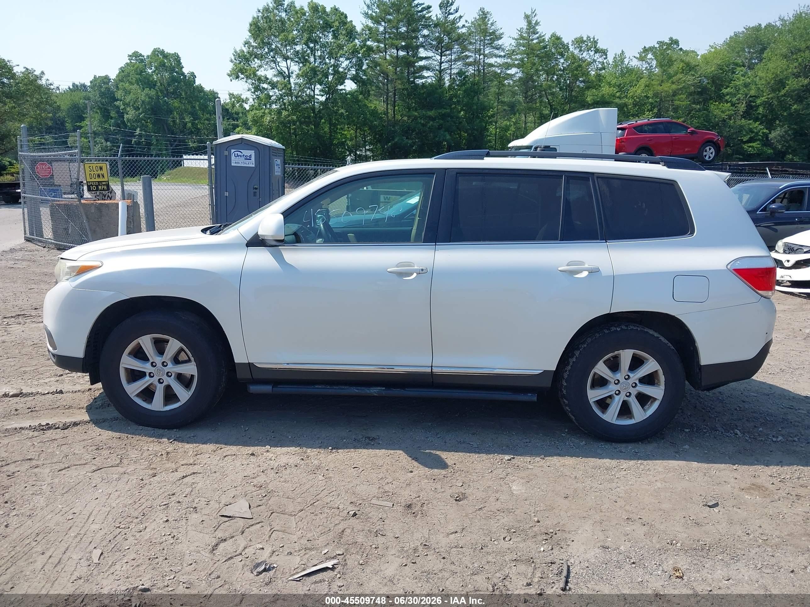 2012 Toyota Highlander Base V6 White vin: 5TDBK3EH4CS159902