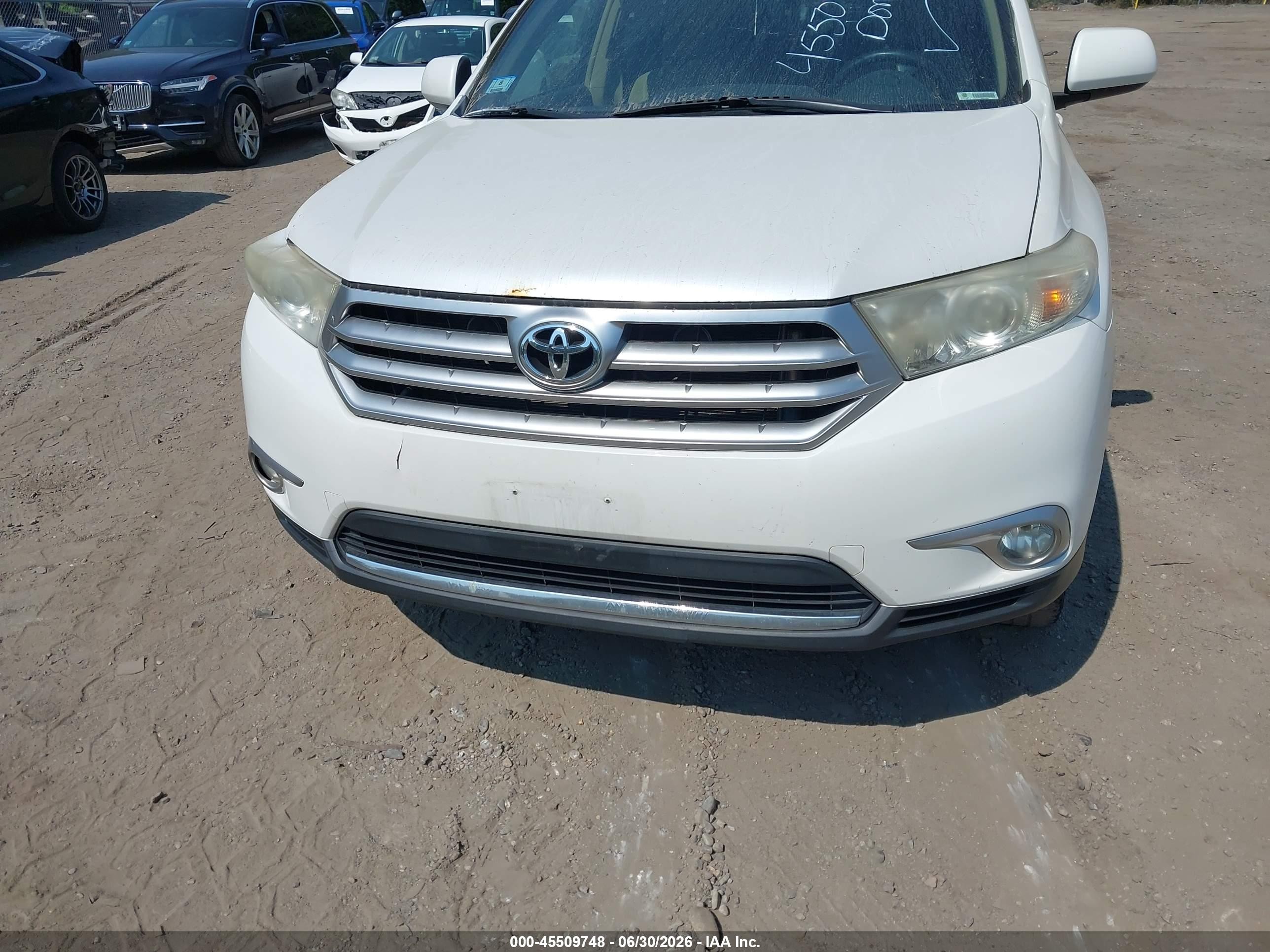 2012 Toyota Highlander Base V6 White vin: 5TDBK3EH4CS159902