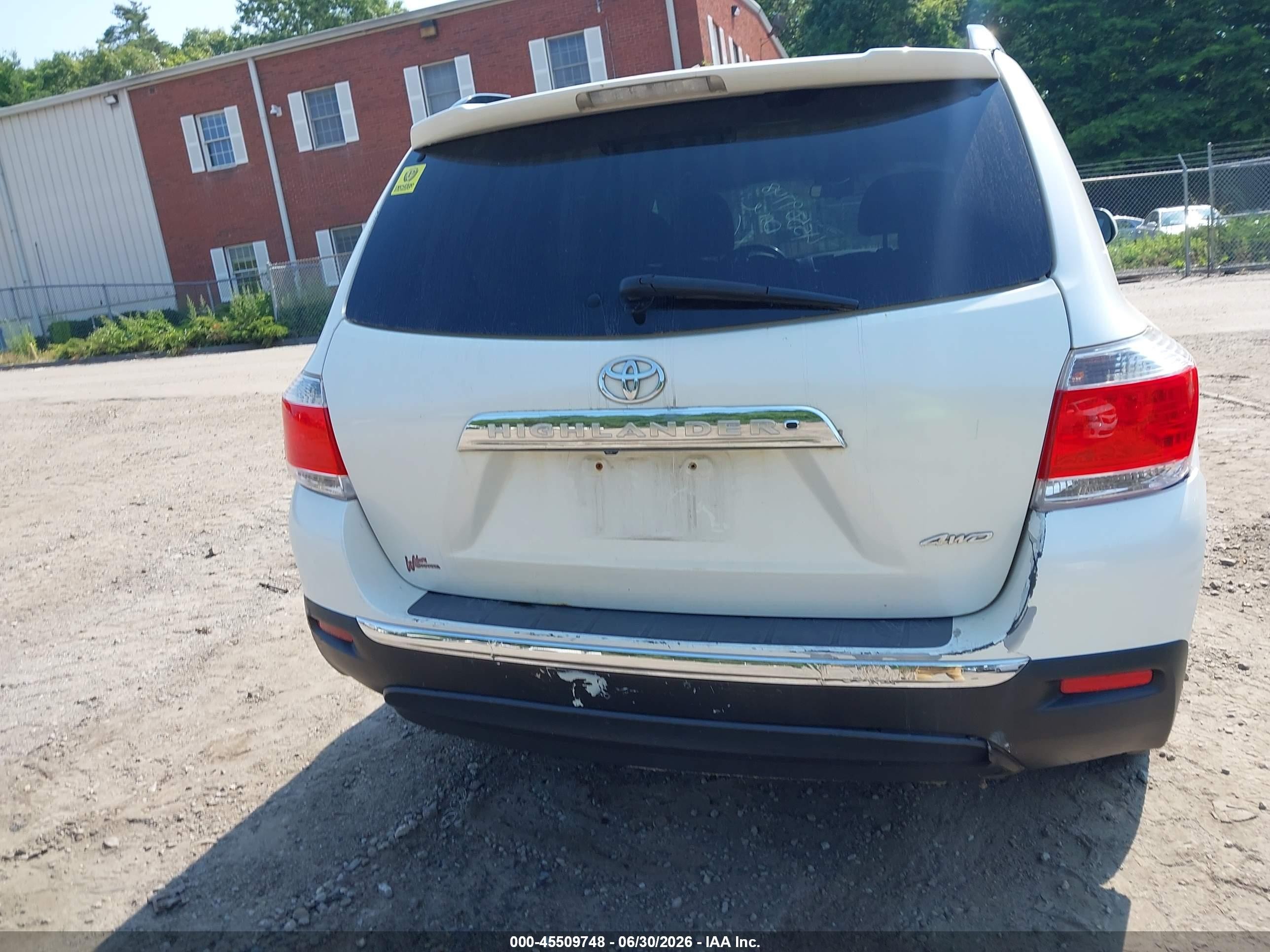 2012 Toyota Highlander Base V6 White vin: 5TDBK3EH4CS159902