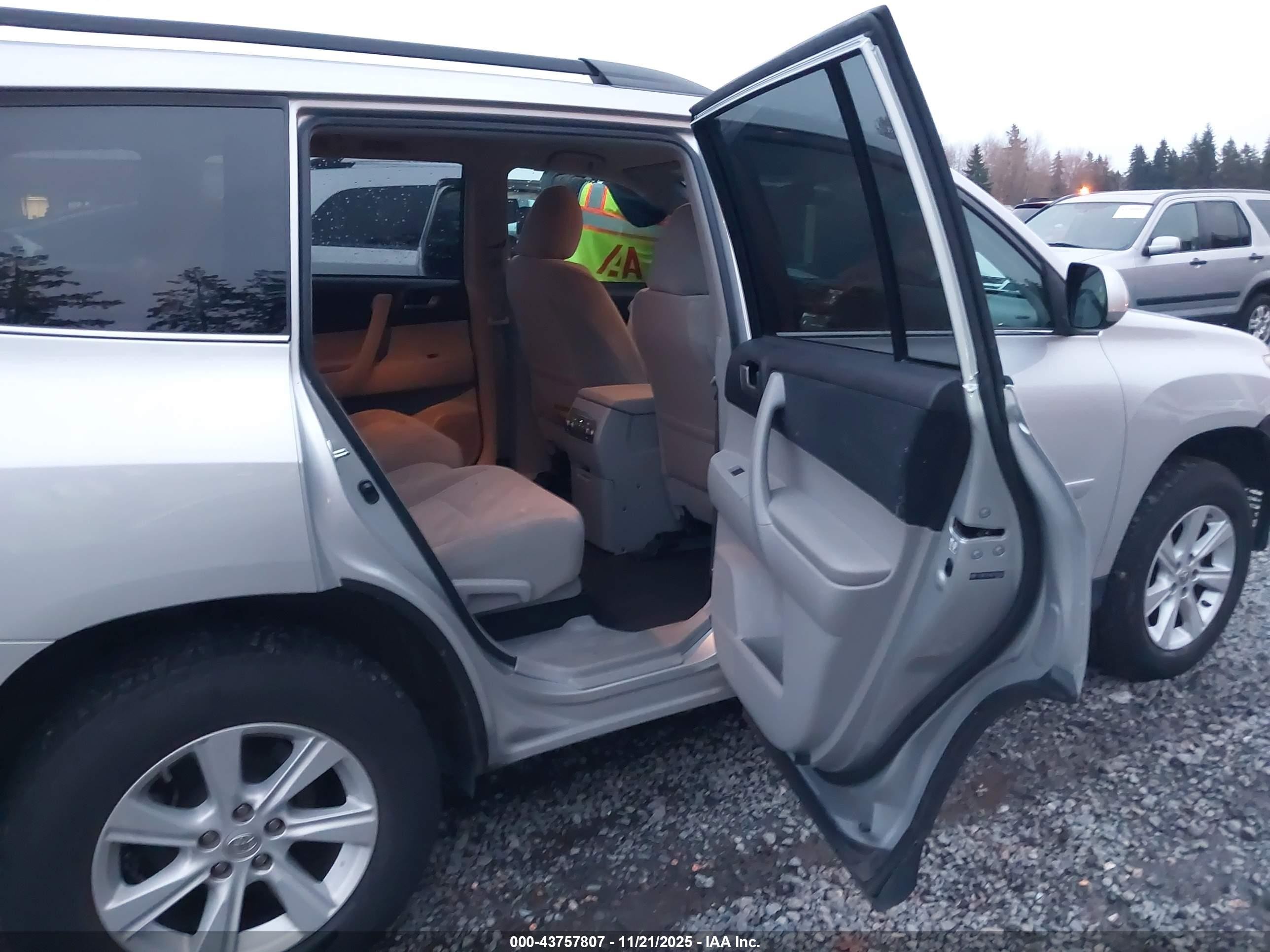 2013 Toyota Highlander Base Plus V6 Silver vin: 5TDBK3EH4DS182307
