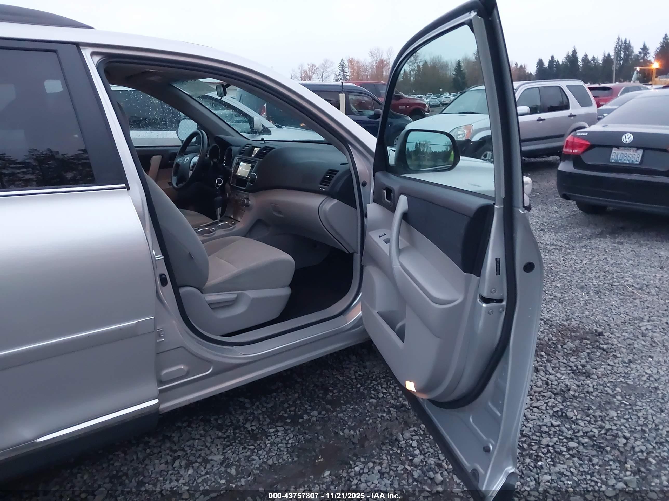 2013 Toyota Highlander Base Plus V6 Silver vin: 5TDBK3EH4DS182307