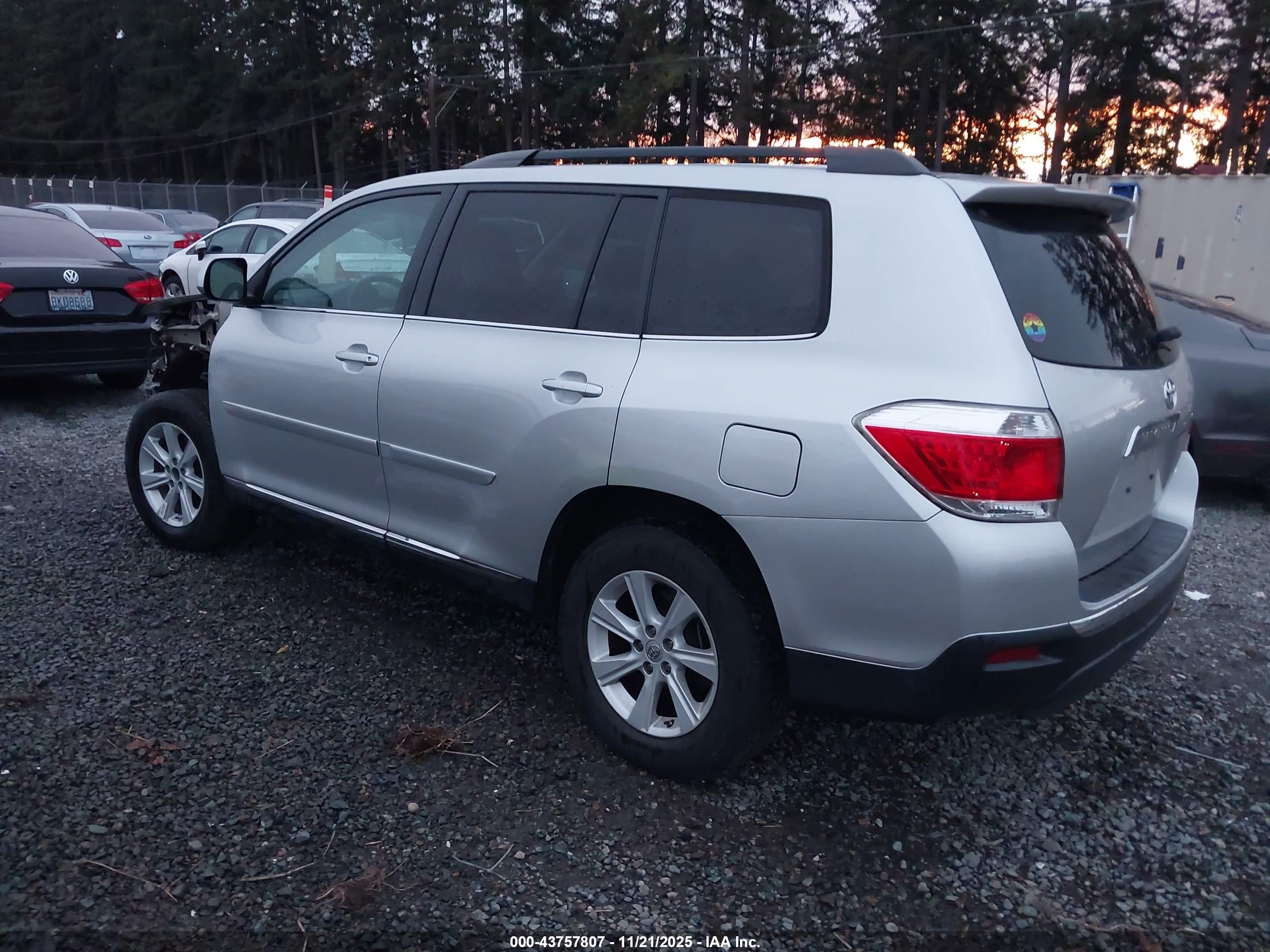 2013 Toyota Highlander Base Plus V6 Silver vin: 5TDBK3EH4DS182307