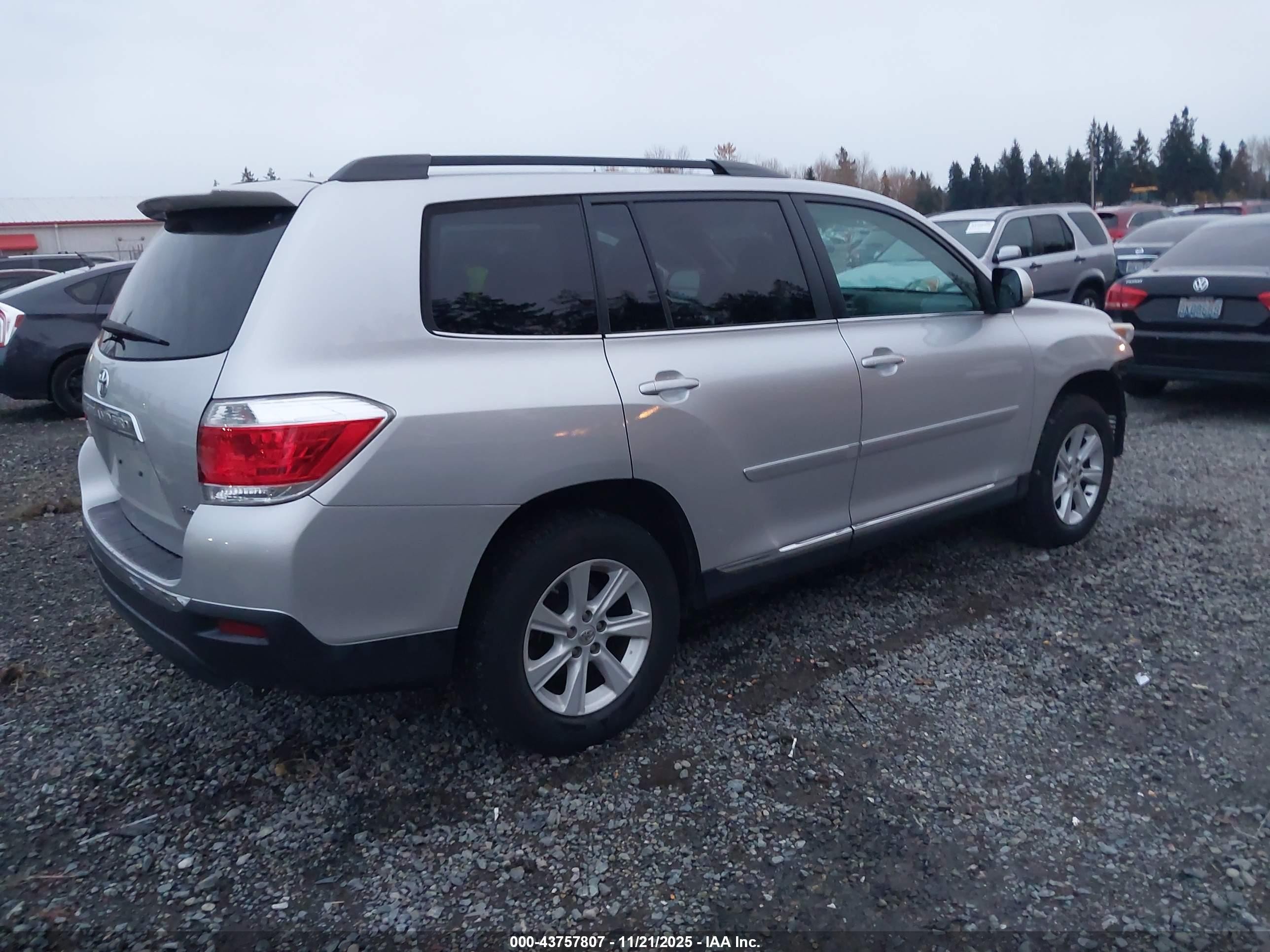 2013 Toyota Highlander Base Plus V6 Silver vin: 5TDBK3EH4DS182307
