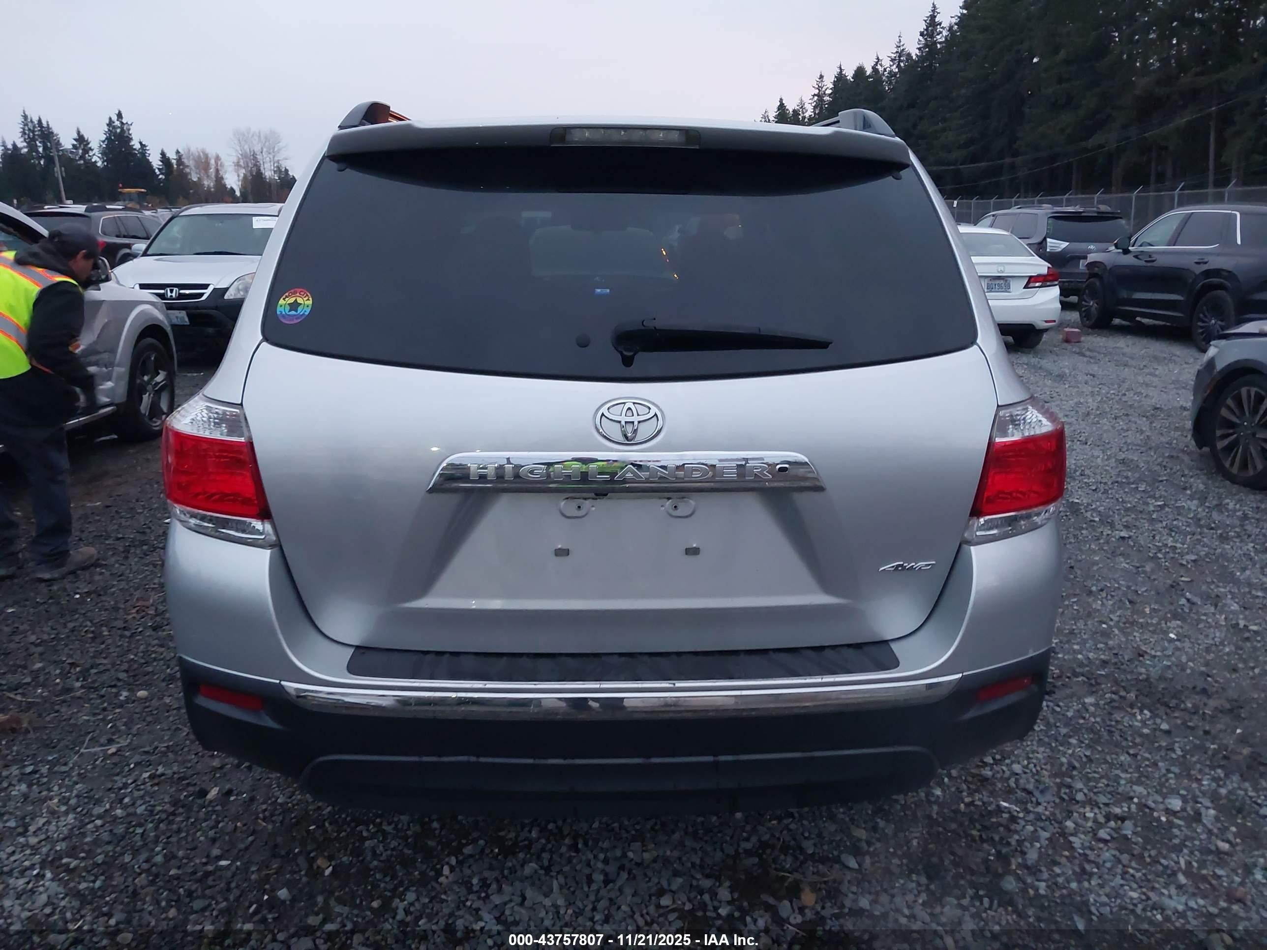 2013 Toyota Highlander Base Plus V6 Silver vin: 5TDBK3EH4DS182307