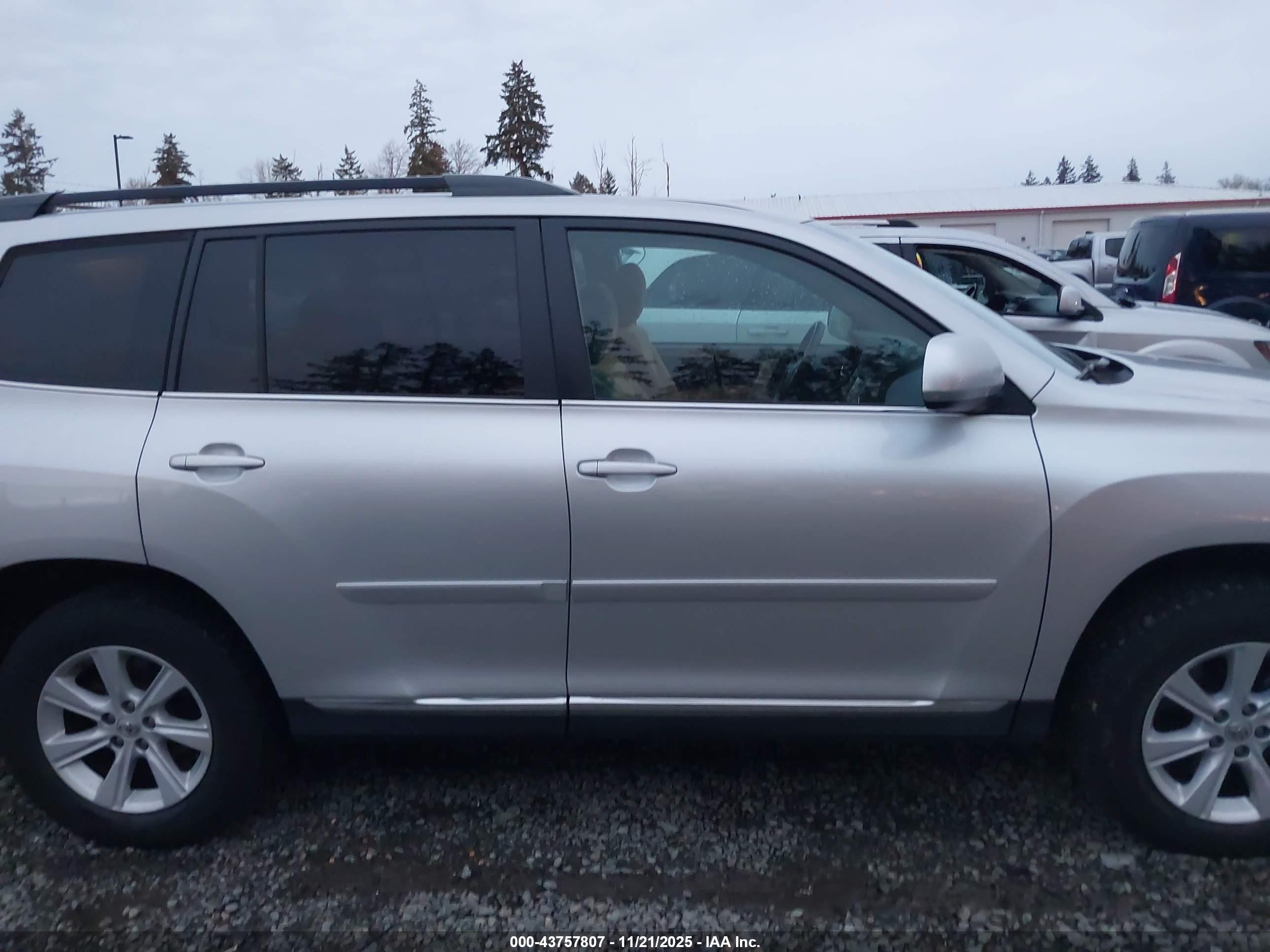 2013 Toyota Highlander Base Plus V6 Silver vin: 5TDBK3EH4DS182307