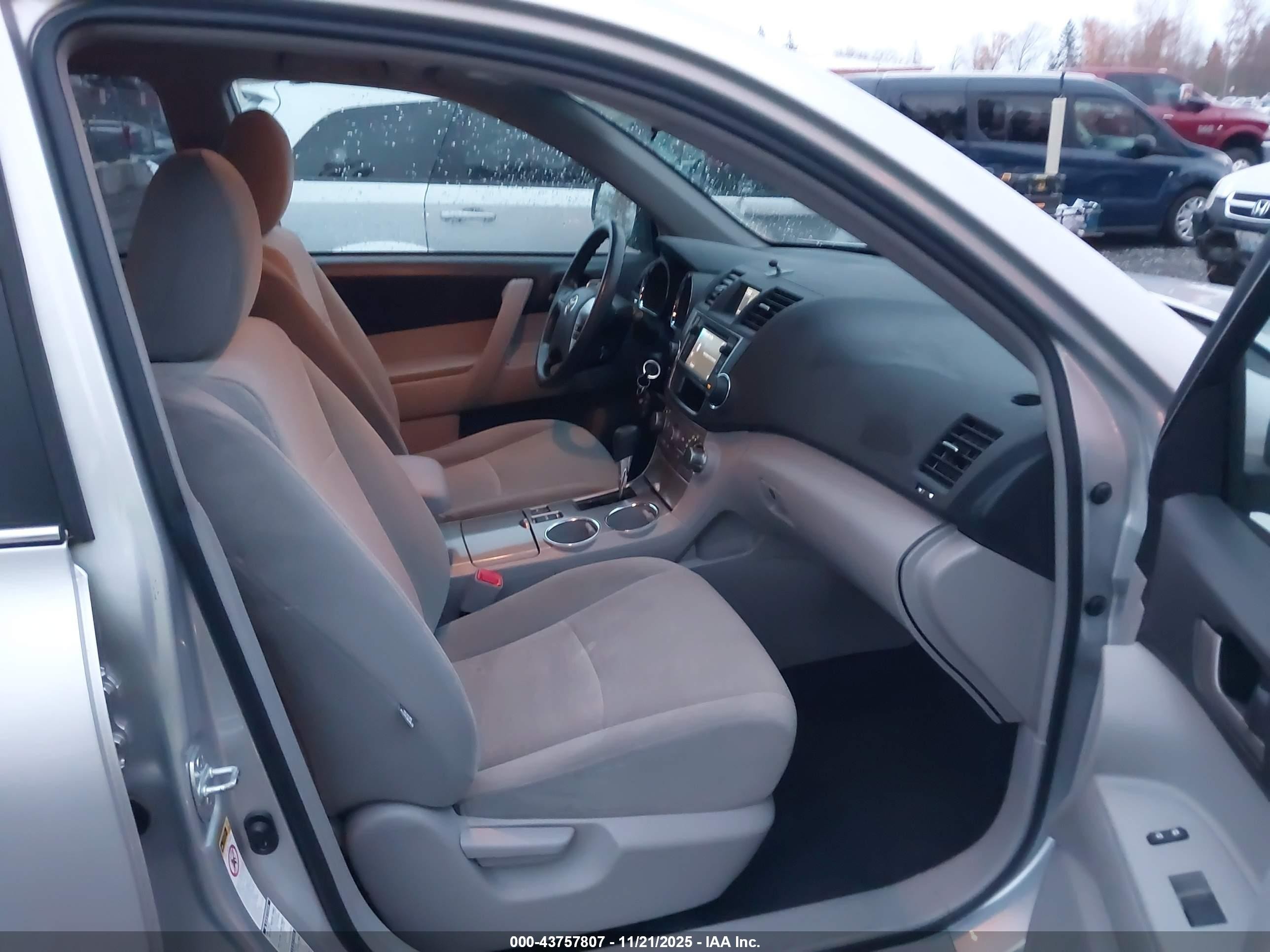 2013 Toyota Highlander Base Plus V6 Silver vin: 5TDBK3EH4DS182307