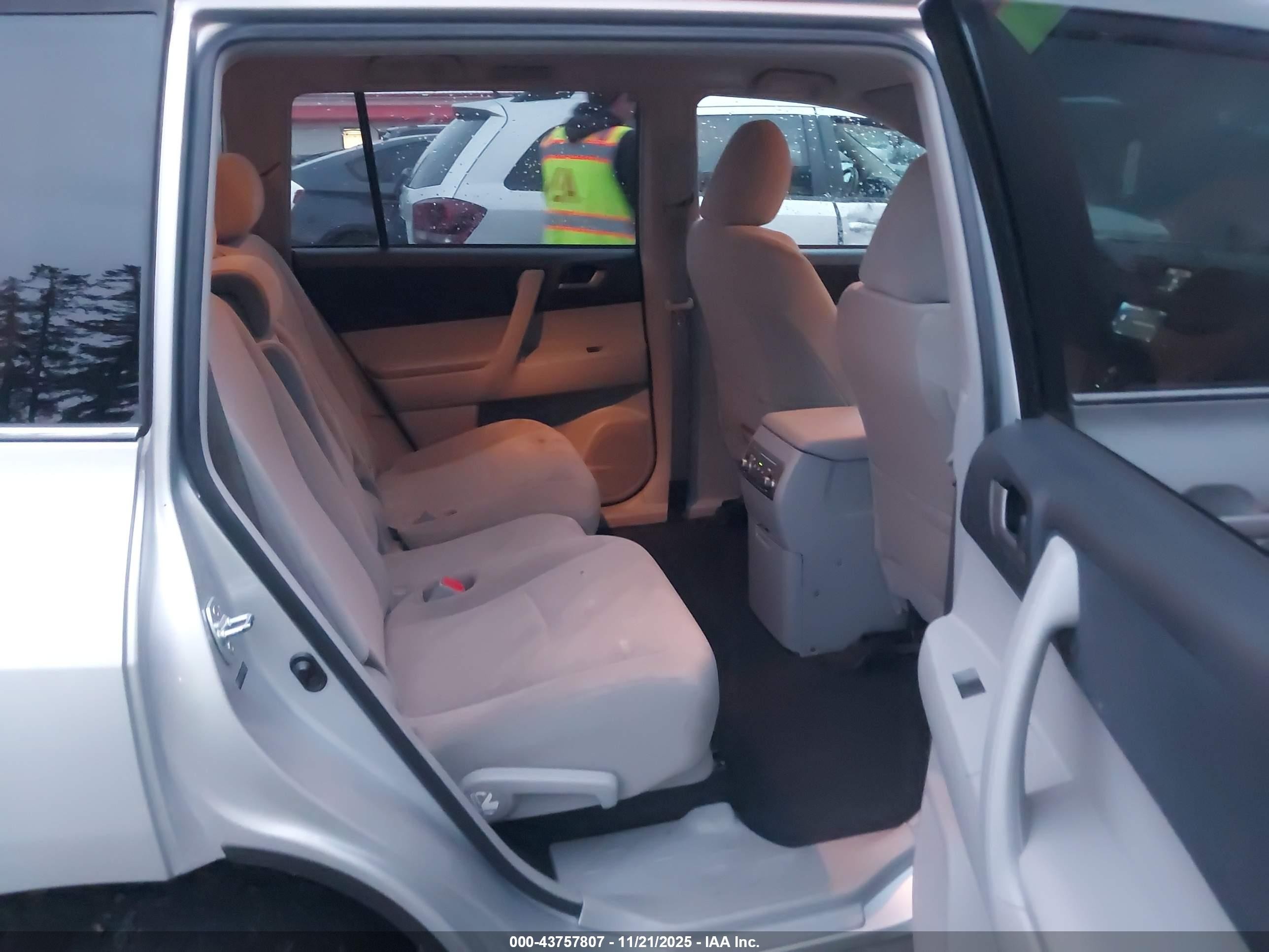 2013 Toyota Highlander Base Plus V6 Silver vin: 5TDBK3EH4DS182307