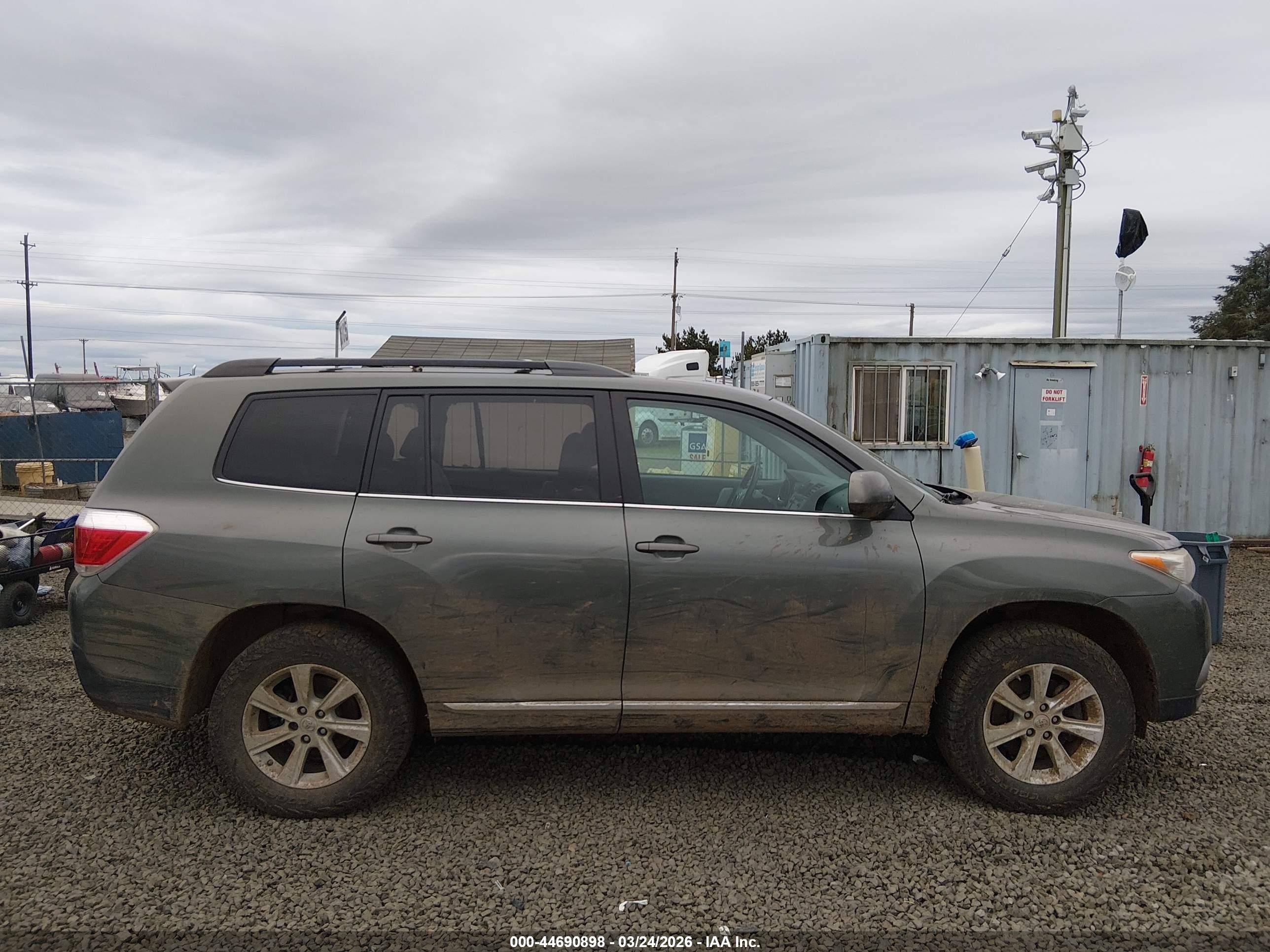 2013 Toyota Highlander Base Plus V6 Gray vin: 5TDBK3EH4DS237886