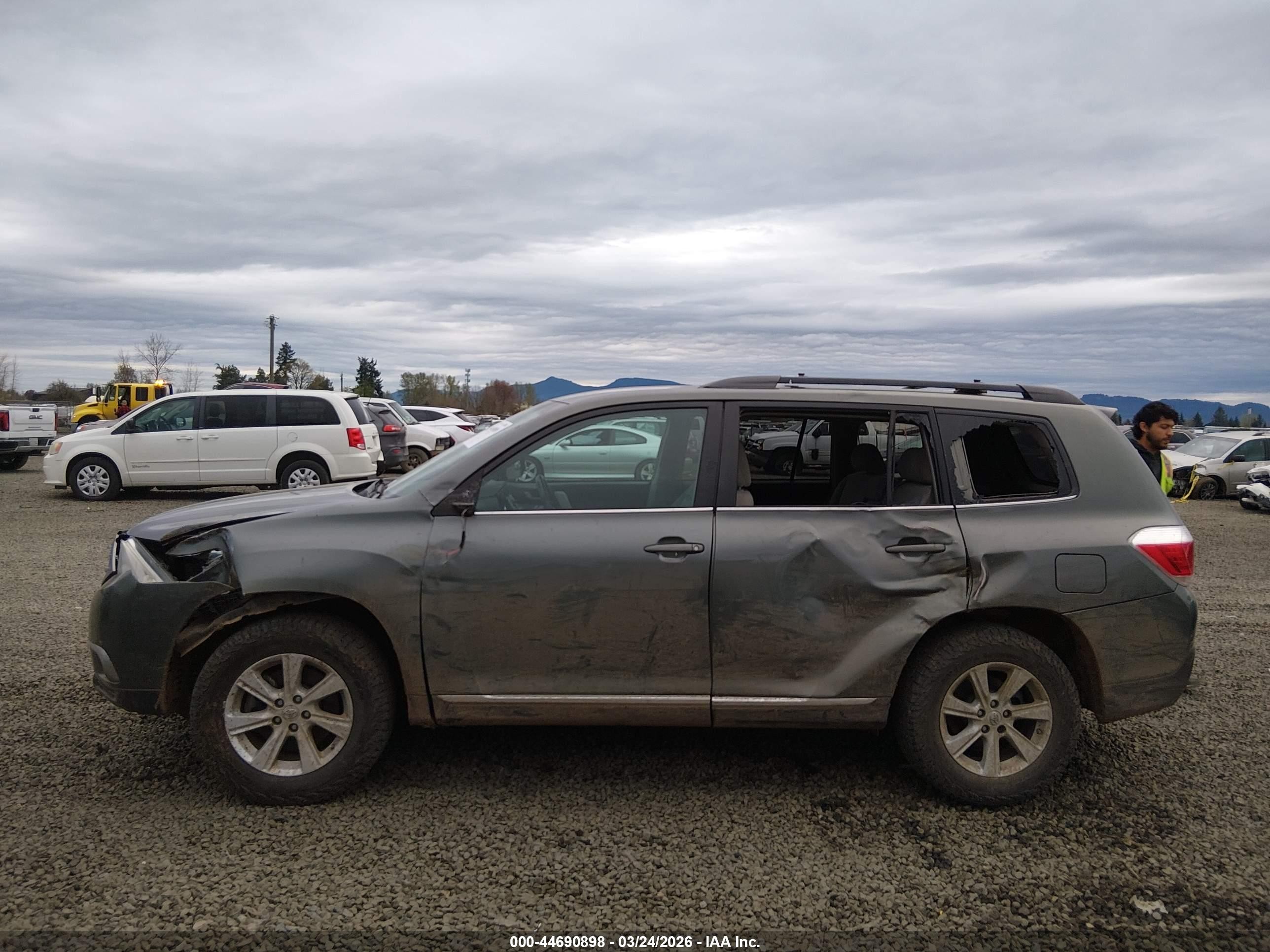 2013 Toyota Highlander Base Plus V6 Gray vin: 5TDBK3EH4DS237886