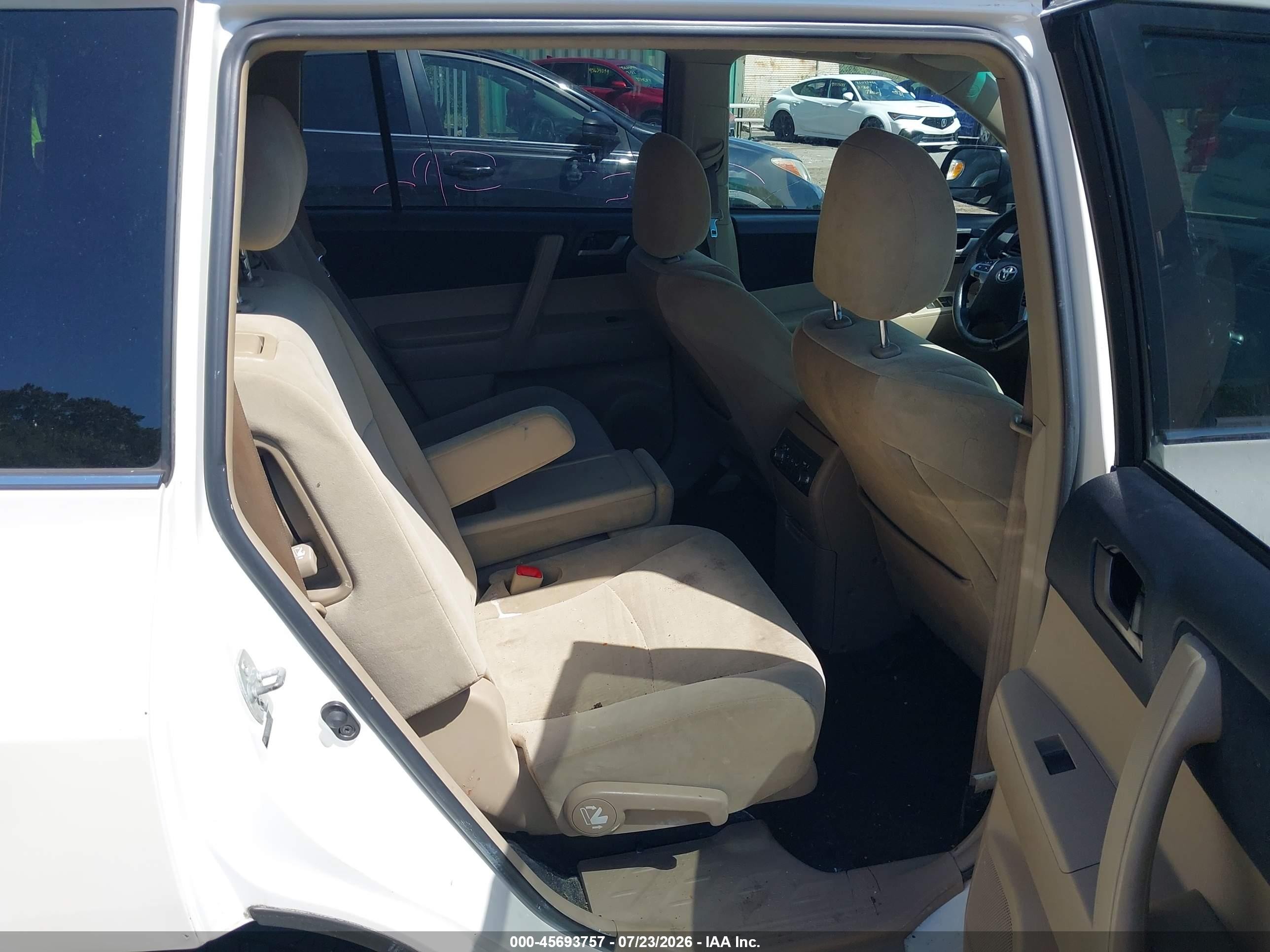 2012 Toyota Highlander Base V6 White vin: 5TDBK3EH5CS112782