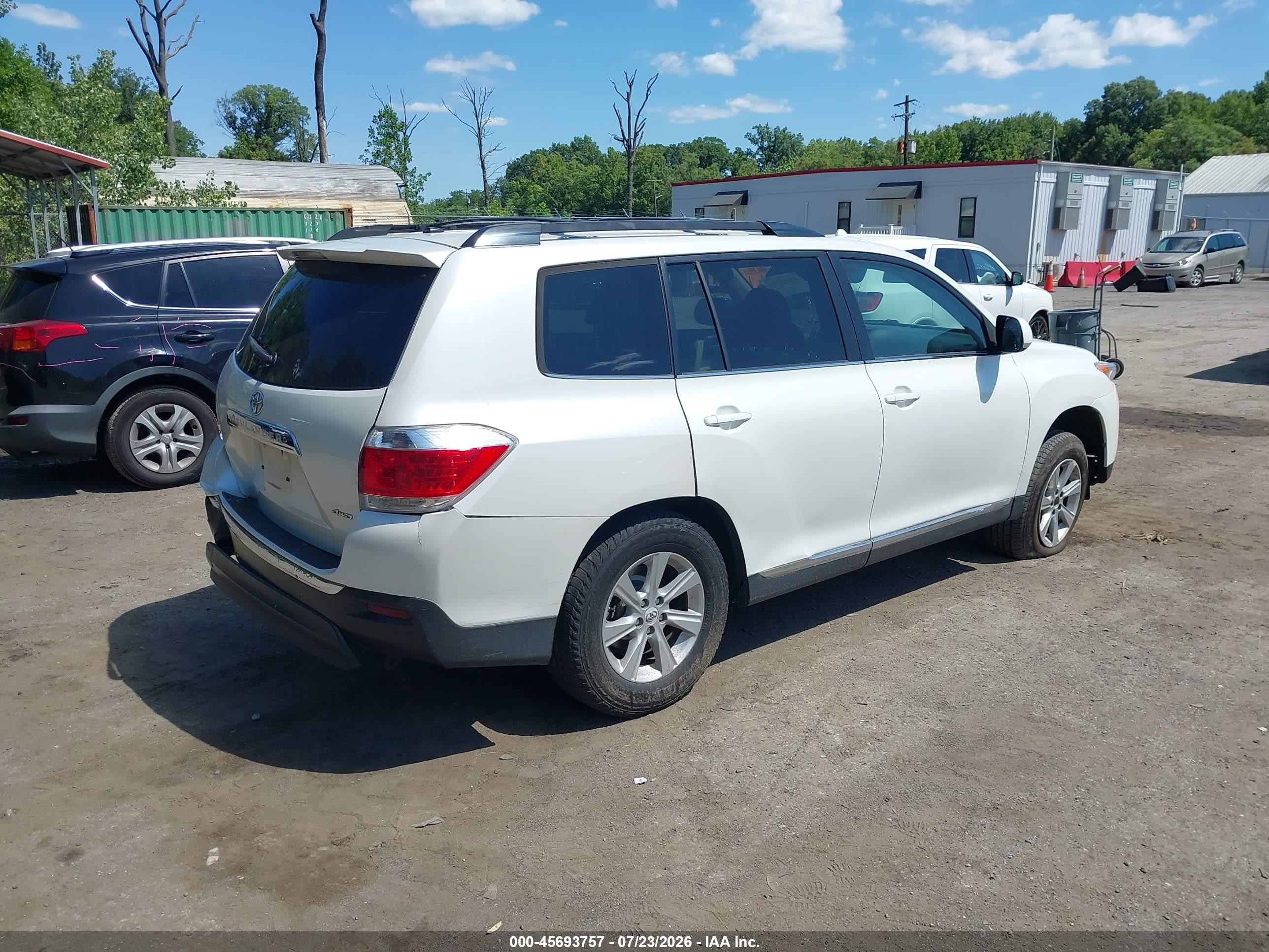 2012 Toyota Highlander Base V6 White vin: 5TDBK3EH5CS112782