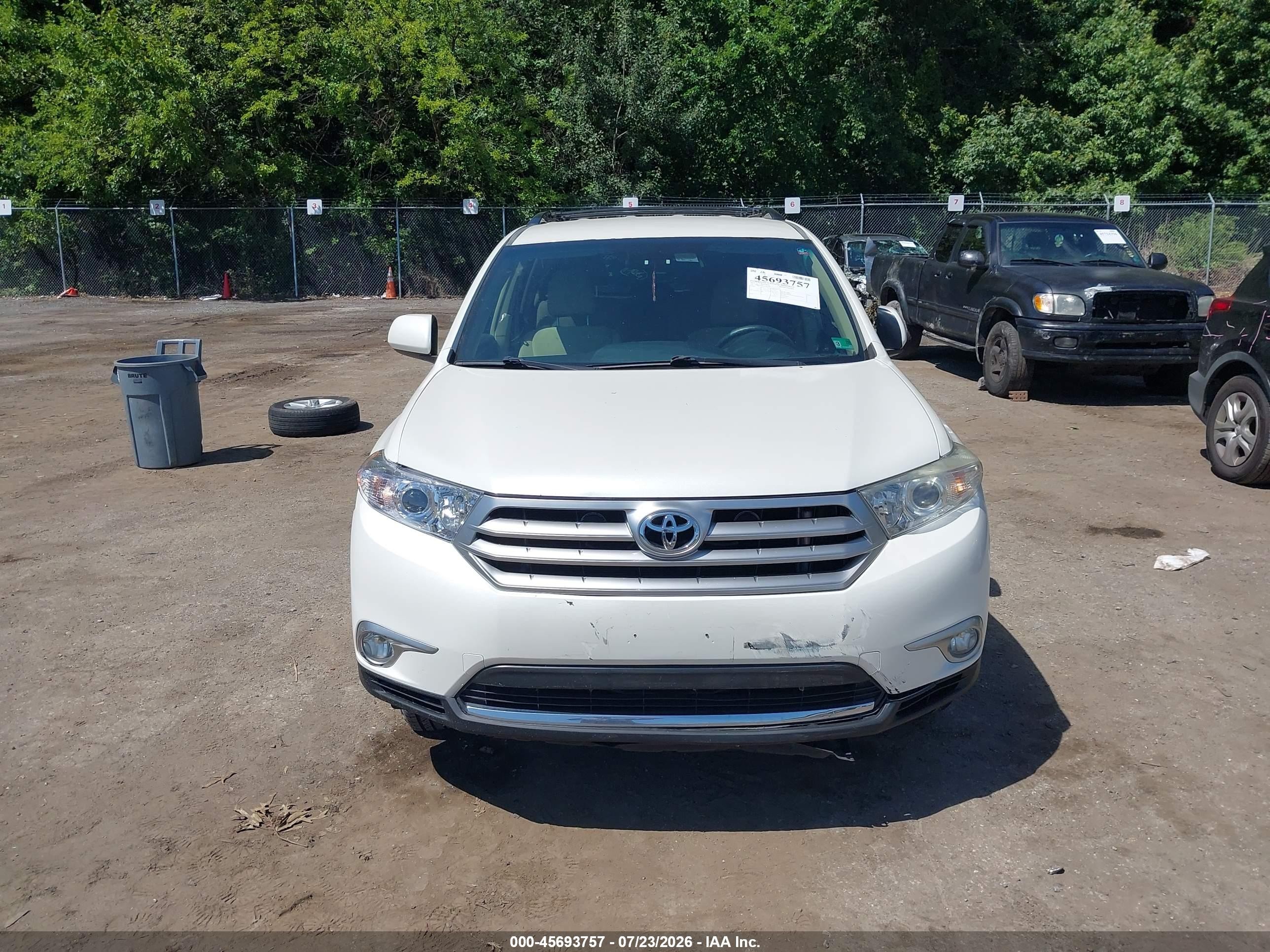 2012 Toyota Highlander Base V6 White vin: 5TDBK3EH5CS112782