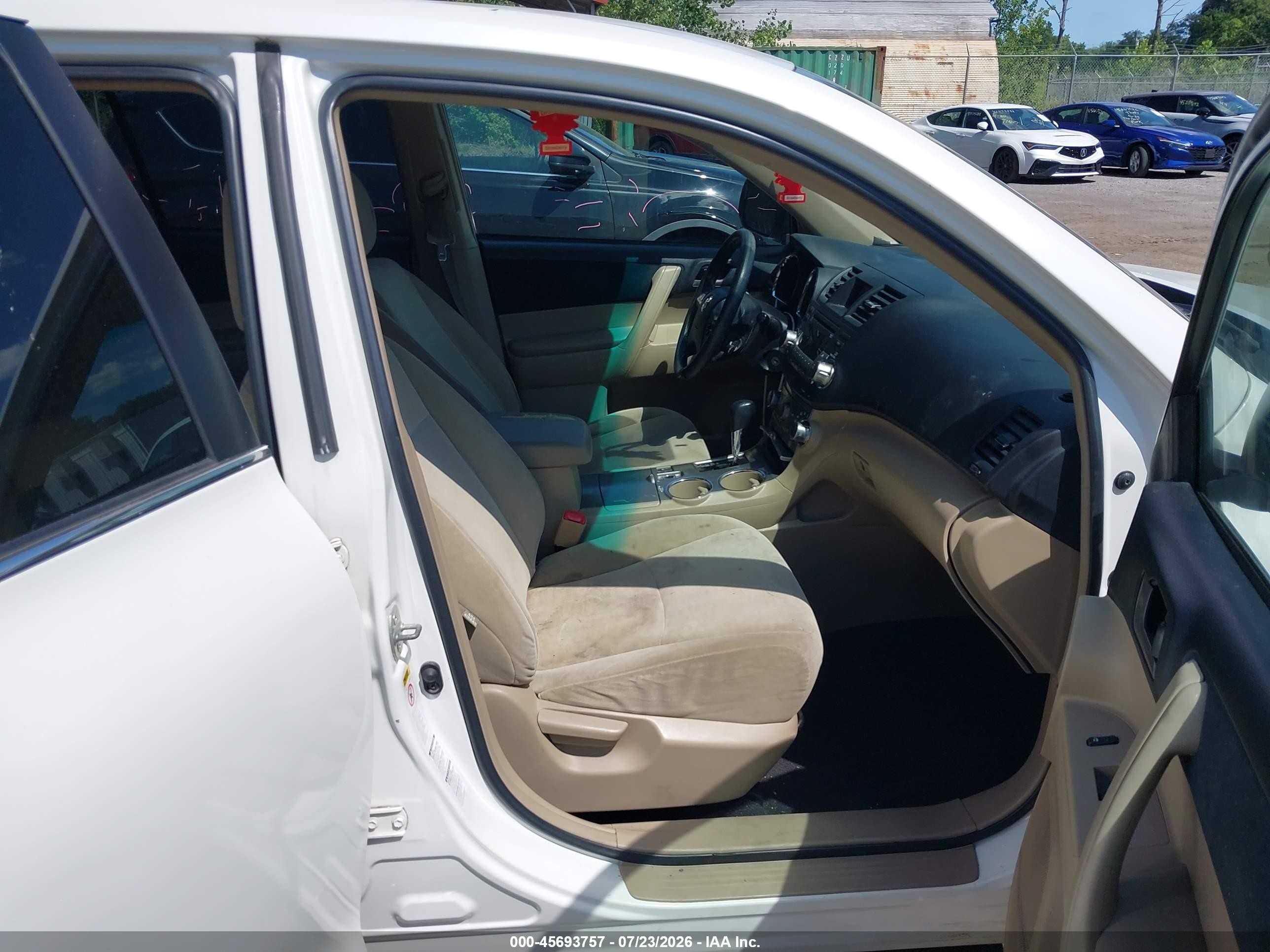 2012 Toyota Highlander Base V6 White vin: 5TDBK3EH5CS112782