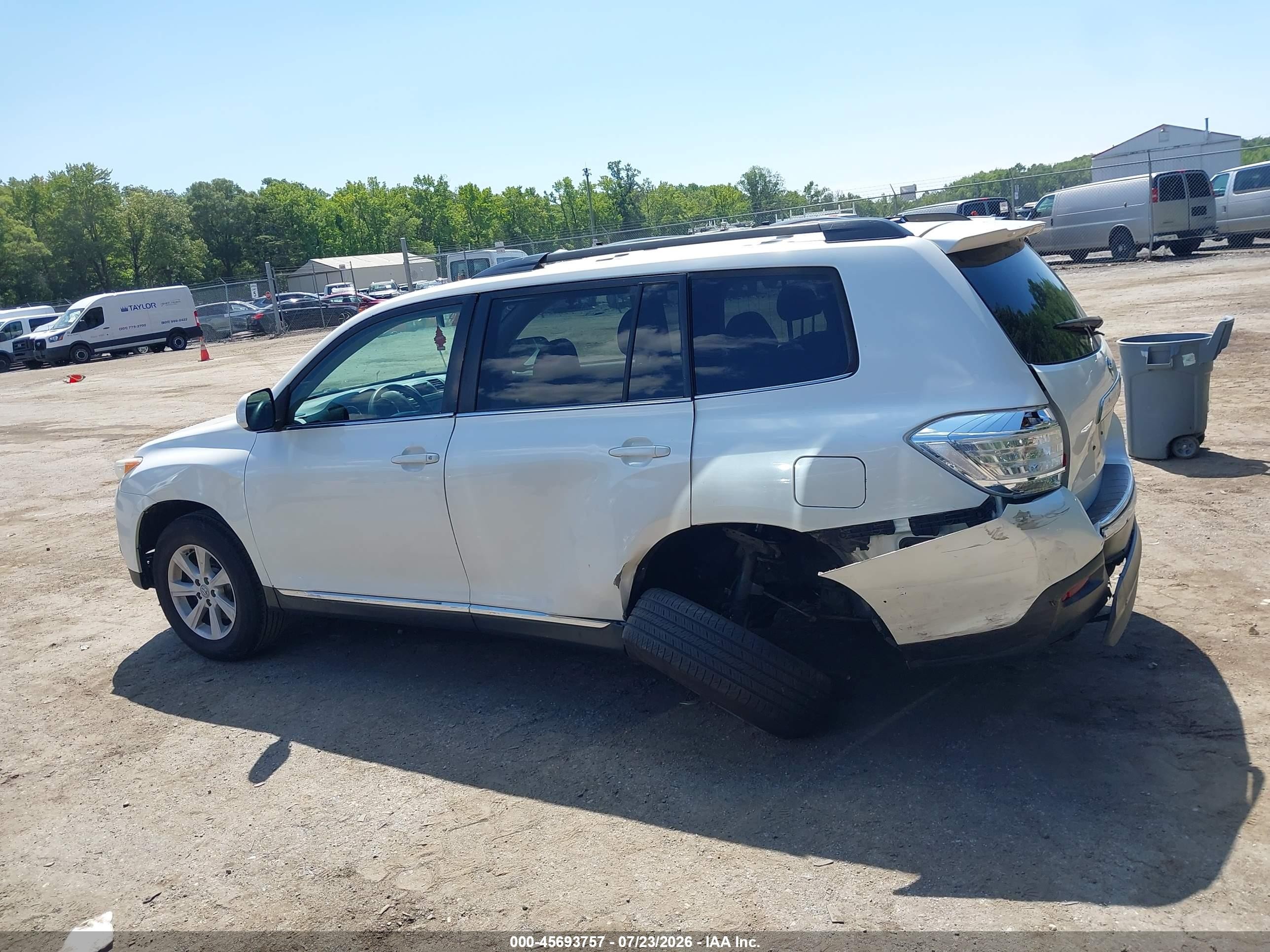 2012 Toyota Highlander Base V6 White vin: 5TDBK3EH5CS112782