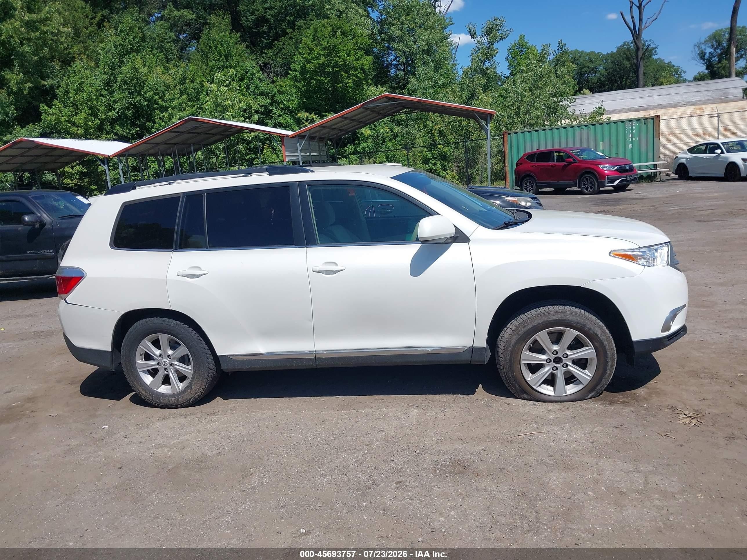 2012 Toyota Highlander Base V6 White vin: 5TDBK3EH5CS112782