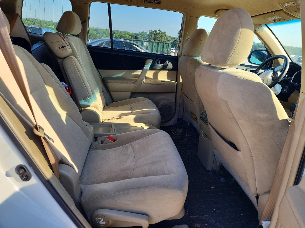 2013 Toyota Highlander Plus White vin: 5TDBK3EH5DS201821