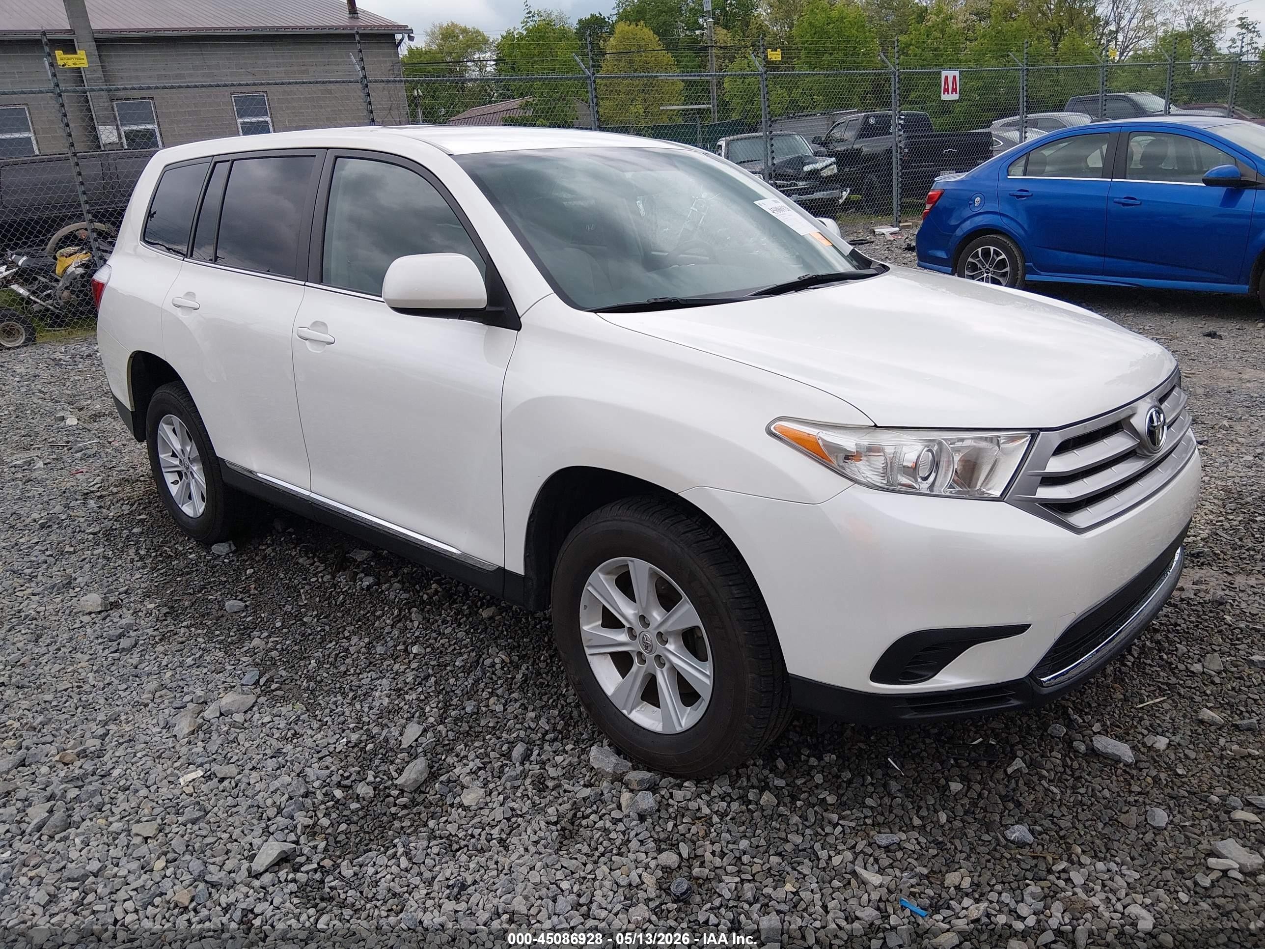 2013 Toyota Highlander Base V6 White vin: 5TDBK3EH5DS269603