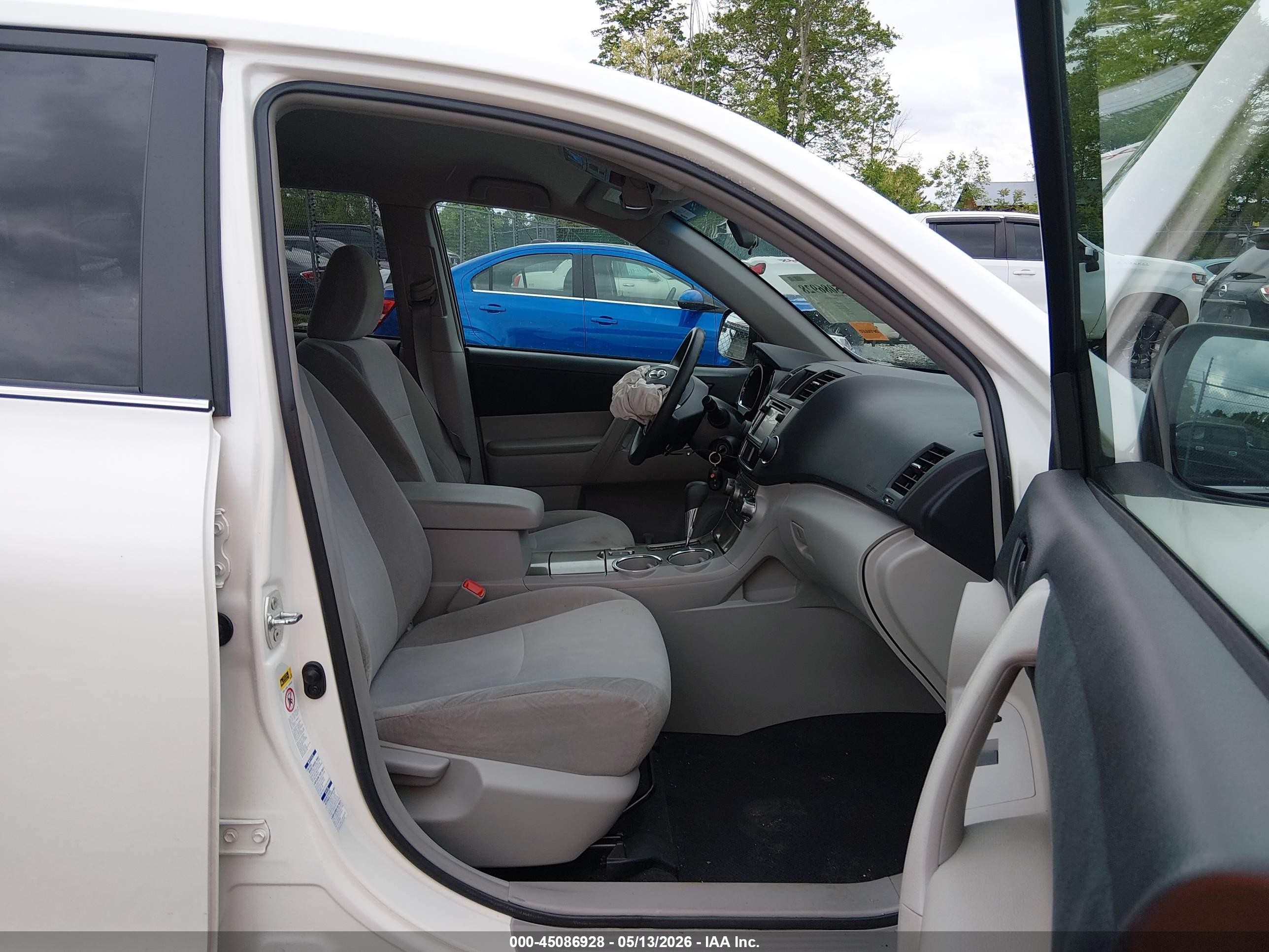 2013 Toyota Highlander Base V6 White vin: 5TDBK3EH5DS269603