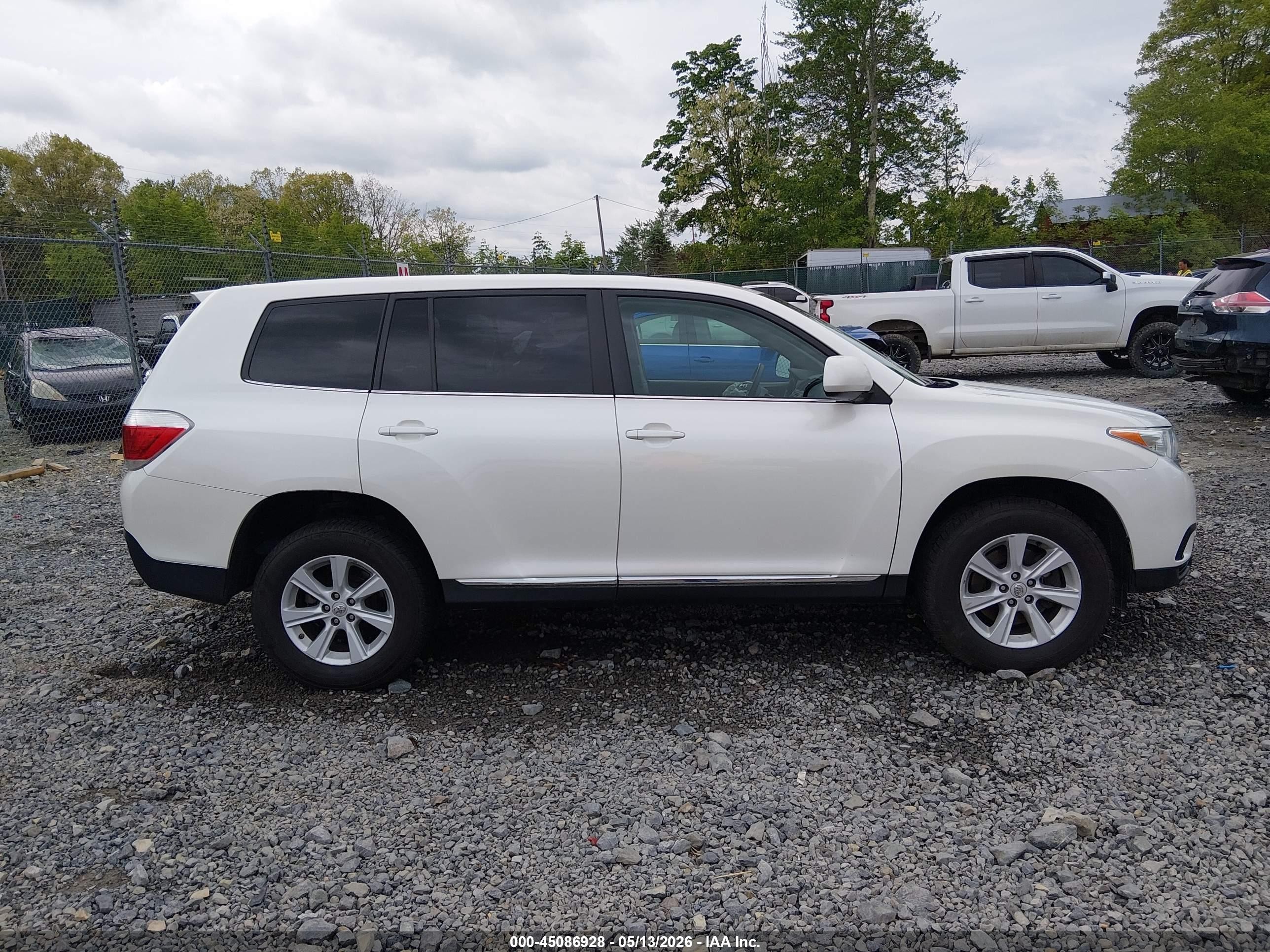 2013 Toyota Highlander Base V6 White vin: 5TDBK3EH5DS269603
