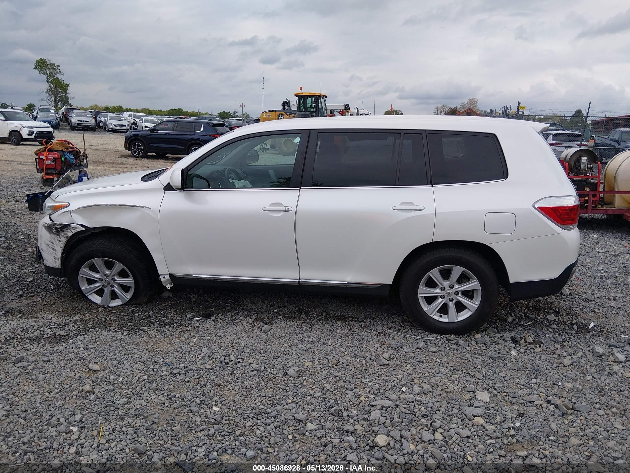 2013 Toyota Highlander Base V6 White vin: 5TDBK3EH5DS269603