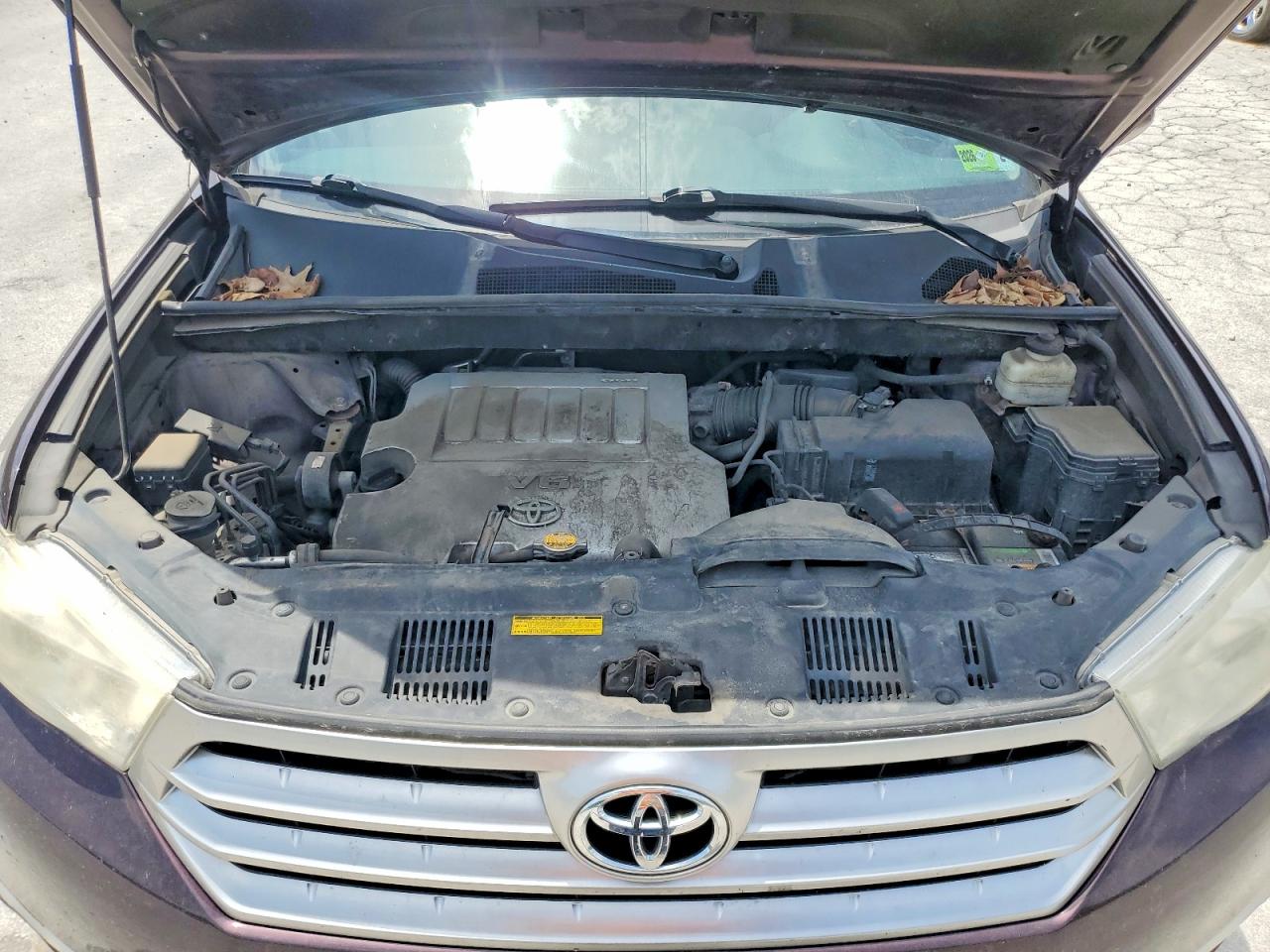 2013 Toyota Highlander Plus Maroon vin: 5TDBK3EH5DS275871