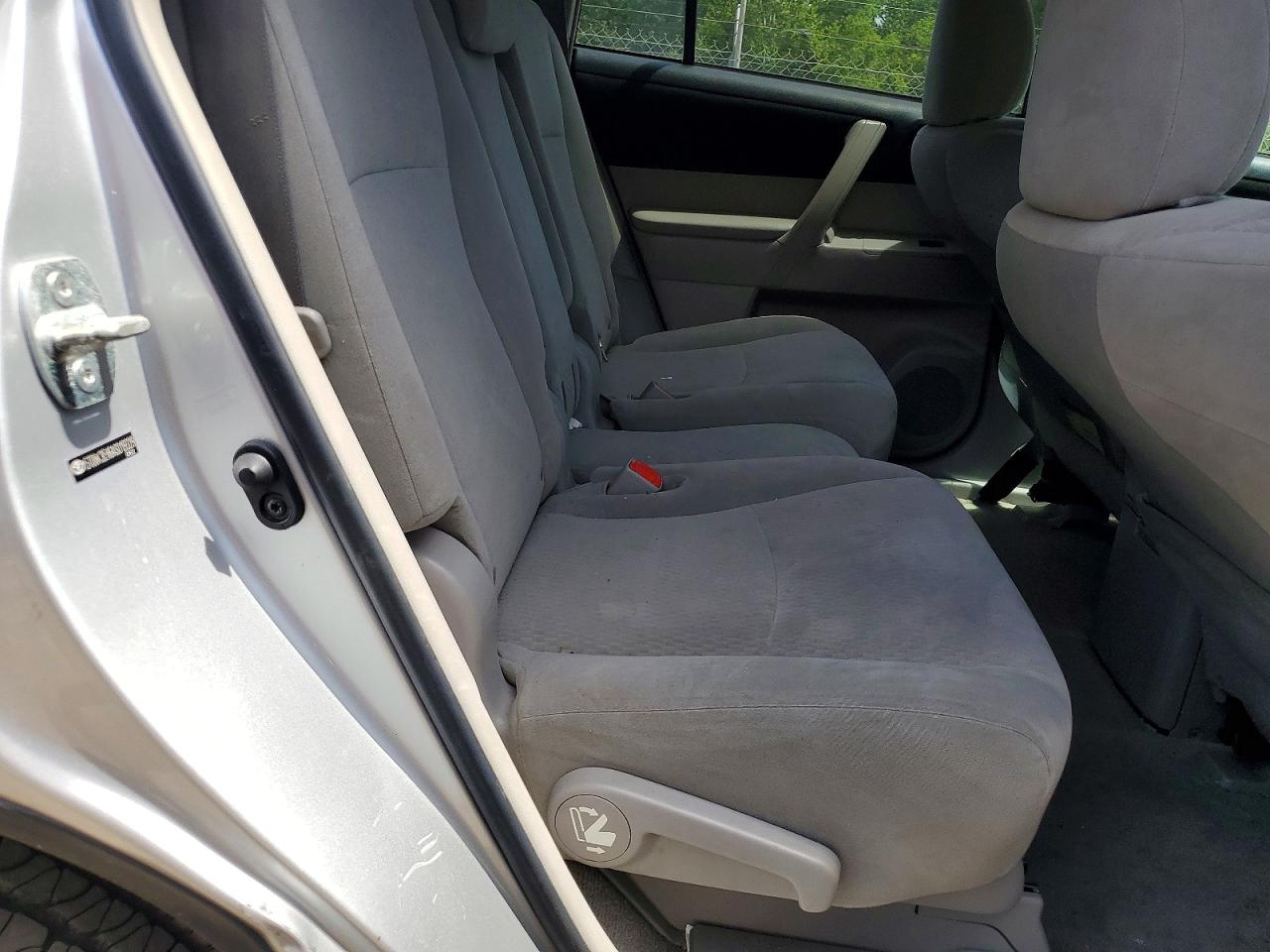 2010 Toyota Highlander Base Silver vin: 5TDBK3EH6AS019329