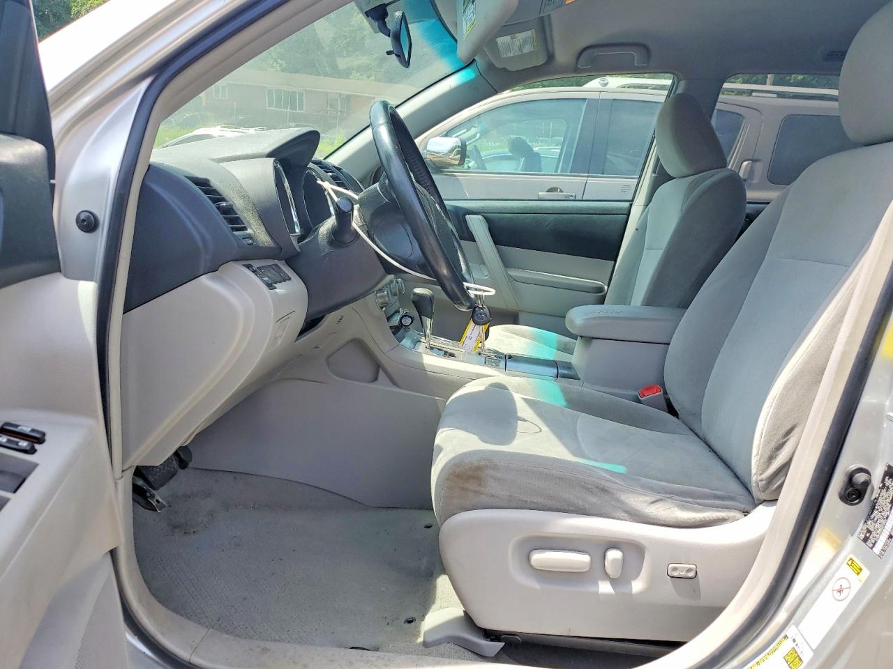2010 Toyota Highlander Base Silver vin: 5TDBK3EH6AS019329