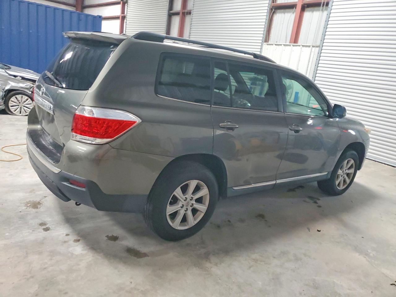 2012 Toyota Highlander Base Gray vin: 5TDBK3EH6CS096690