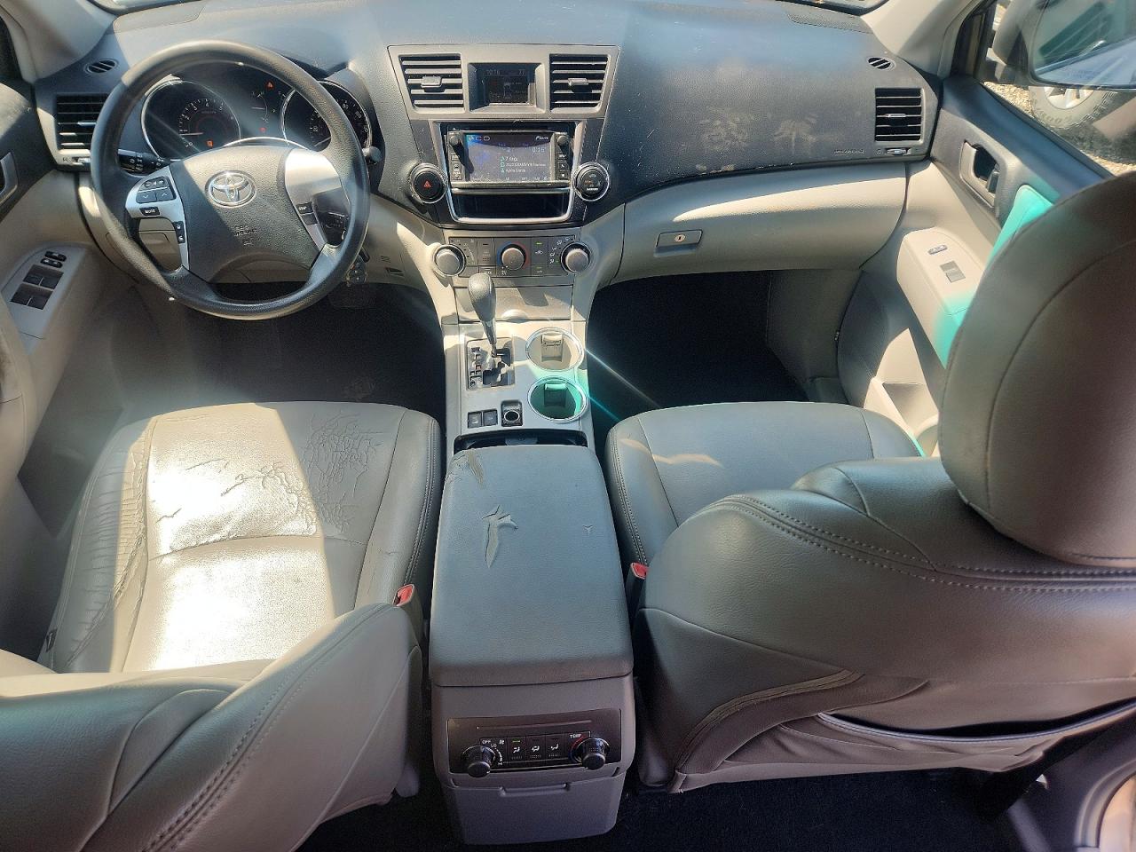 2013 Toyota Highlander Plus Silver vin: 5TDBK3EH6DS196418